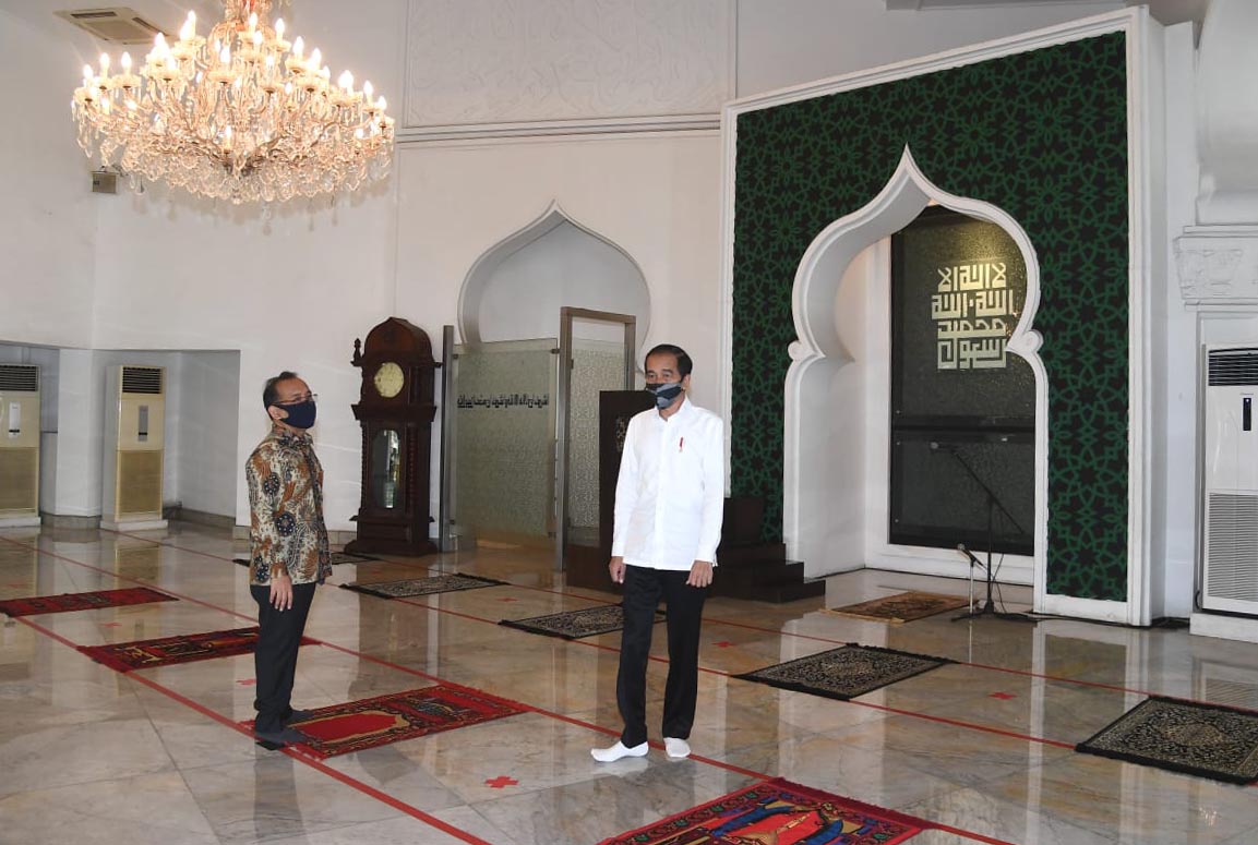 Presiden Joko Widodo didampingi Mensesneg Pratikno meninjau Masjid Baiturrahim, Kompleks Istana Kepresidenan, Jakarta, Kamis (4/6)