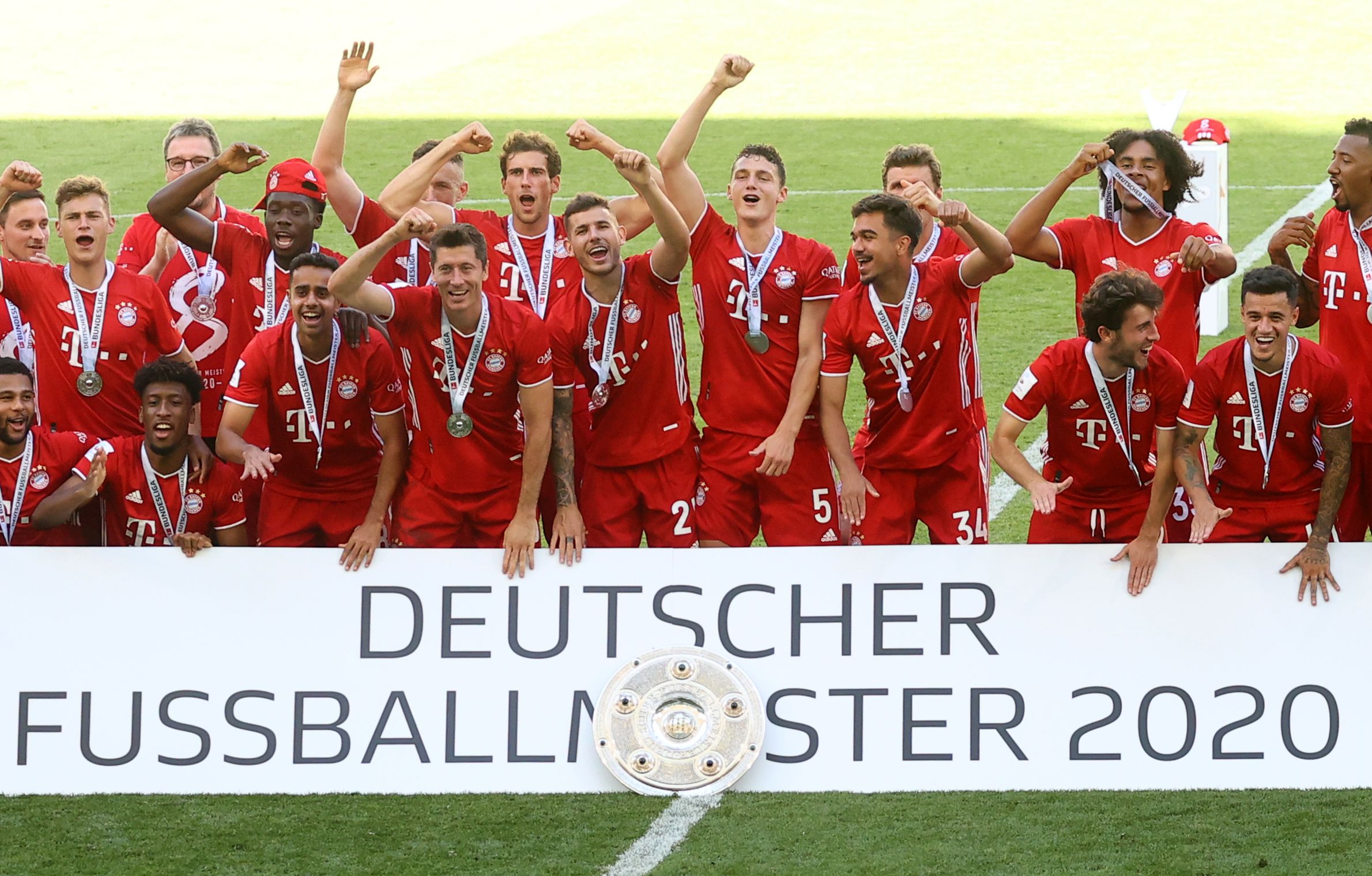 Pemain Bayern Muenchen merayakan sukses merebut juara Bundesliga musim ini.