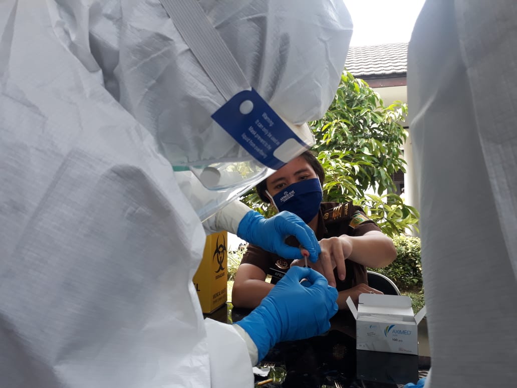 Salah satu pegawai Kejaksaan Negeri Karawang tengah menjalani rapid test, Selasa (9/6/2020)