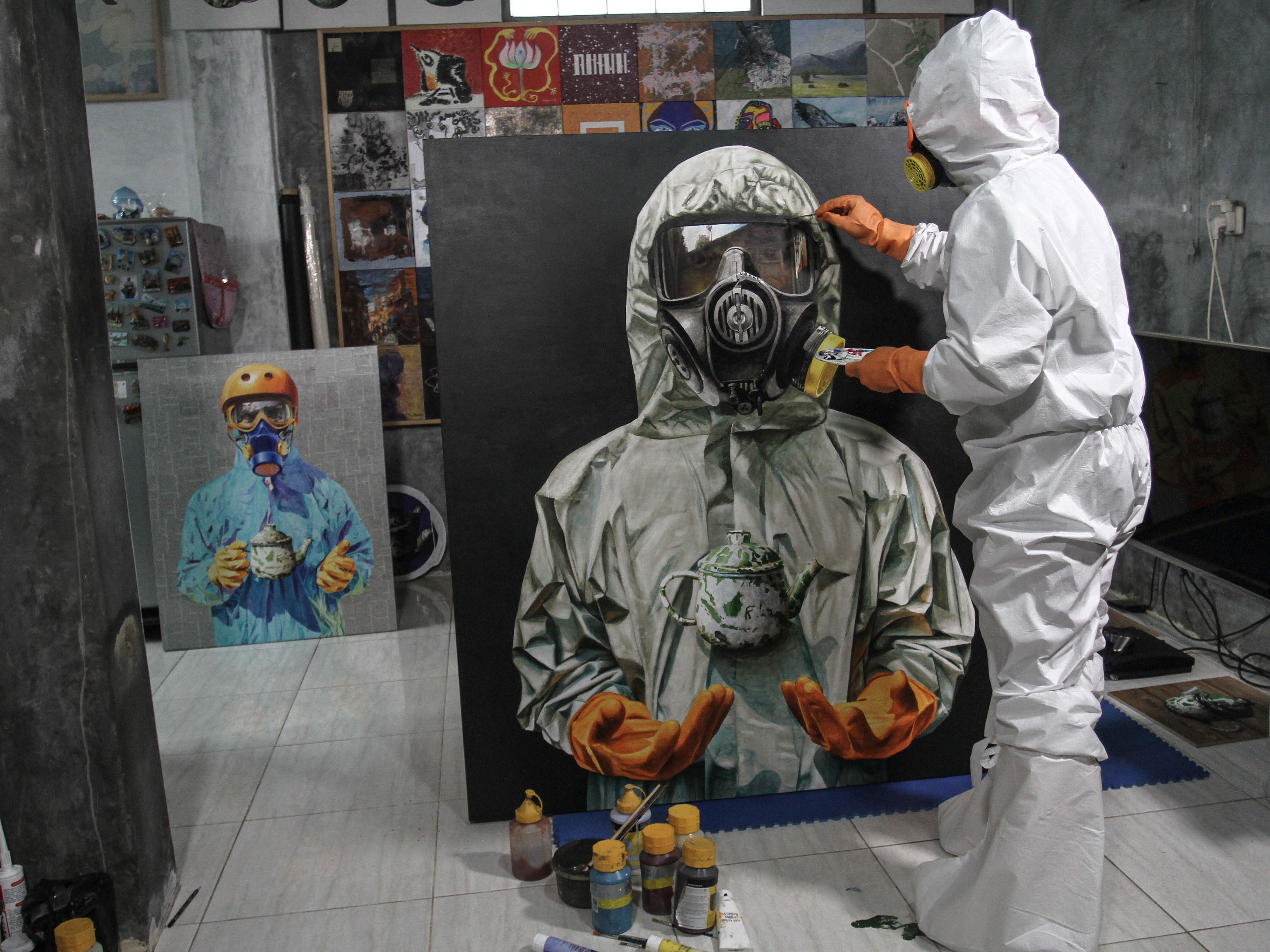 Seorang seniman di Yogyakarta membuat lukisan sebagai bentuk apresiasi pada tenaga medis di masa pandemi Covid-19