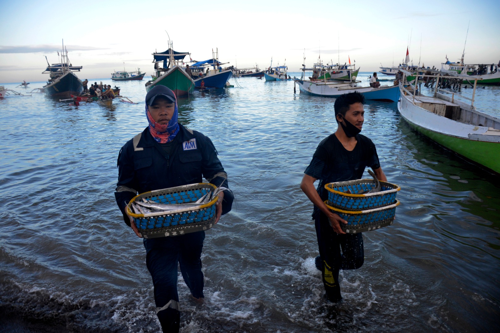 Nelayan mengangkat hasil tangkapan ikannya di Tempat Pelelangan Ikan (TPI) Be'ba, Galesong Utara, Kabupaten Takalar, Sulawesi Selatan.
