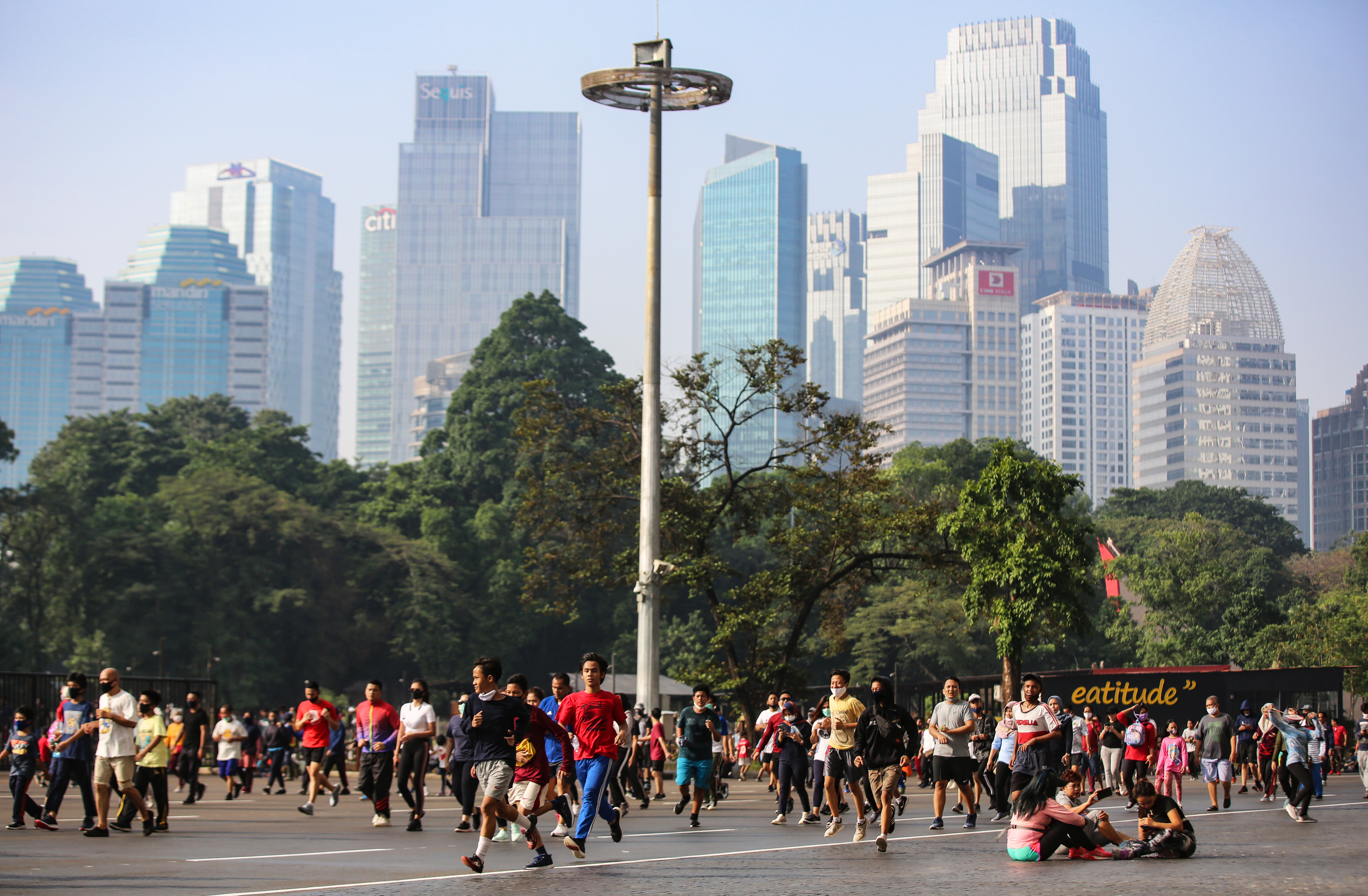 Warga berolahraga di kompleks Stadion Utama Gelora Bung Karno, Jakarta
