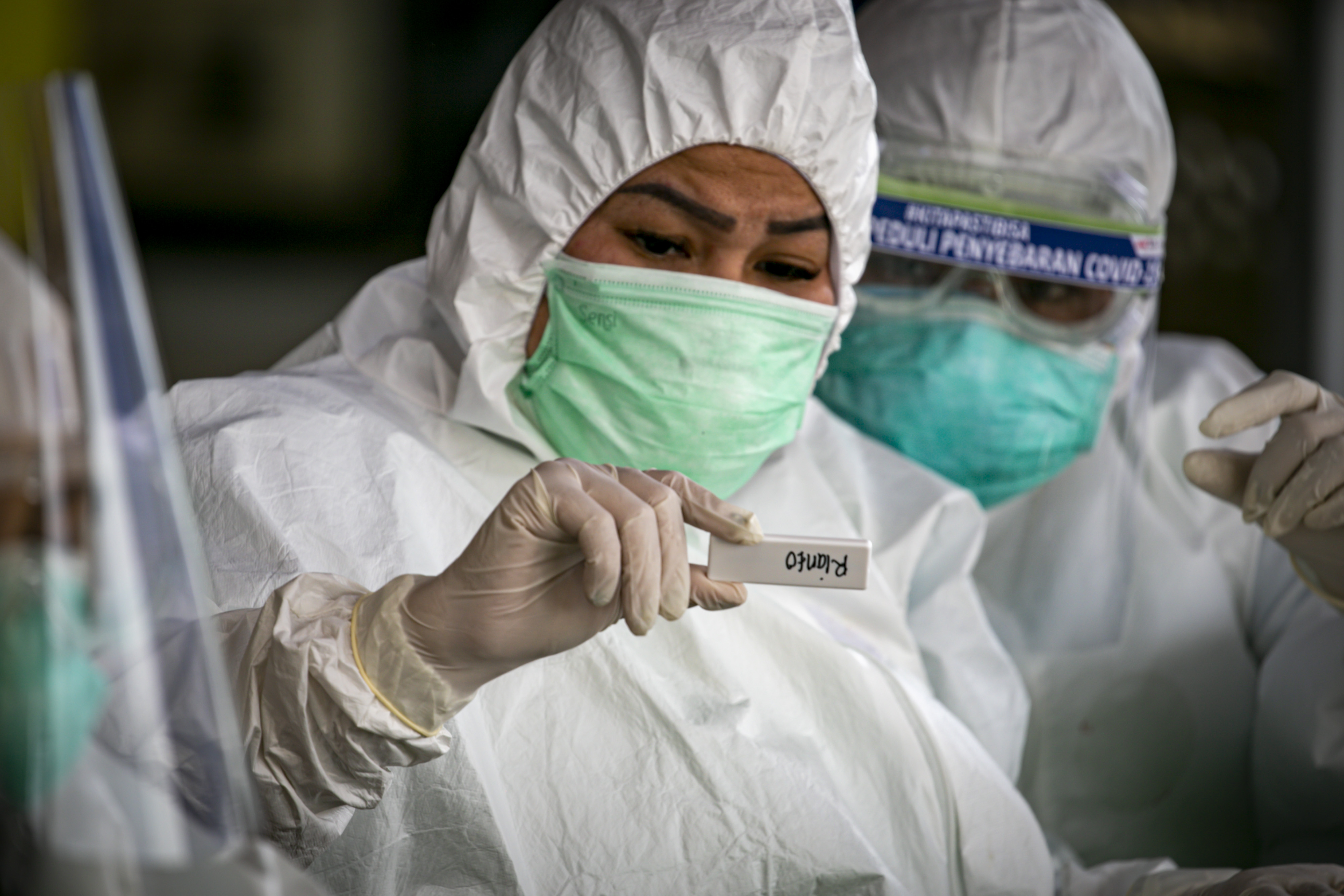 Petugas medis melakukan pemeriksaan cepat covid-19 di Pasar Botania 2, Batam, Kepulauan Riau, Jumat (15/5).