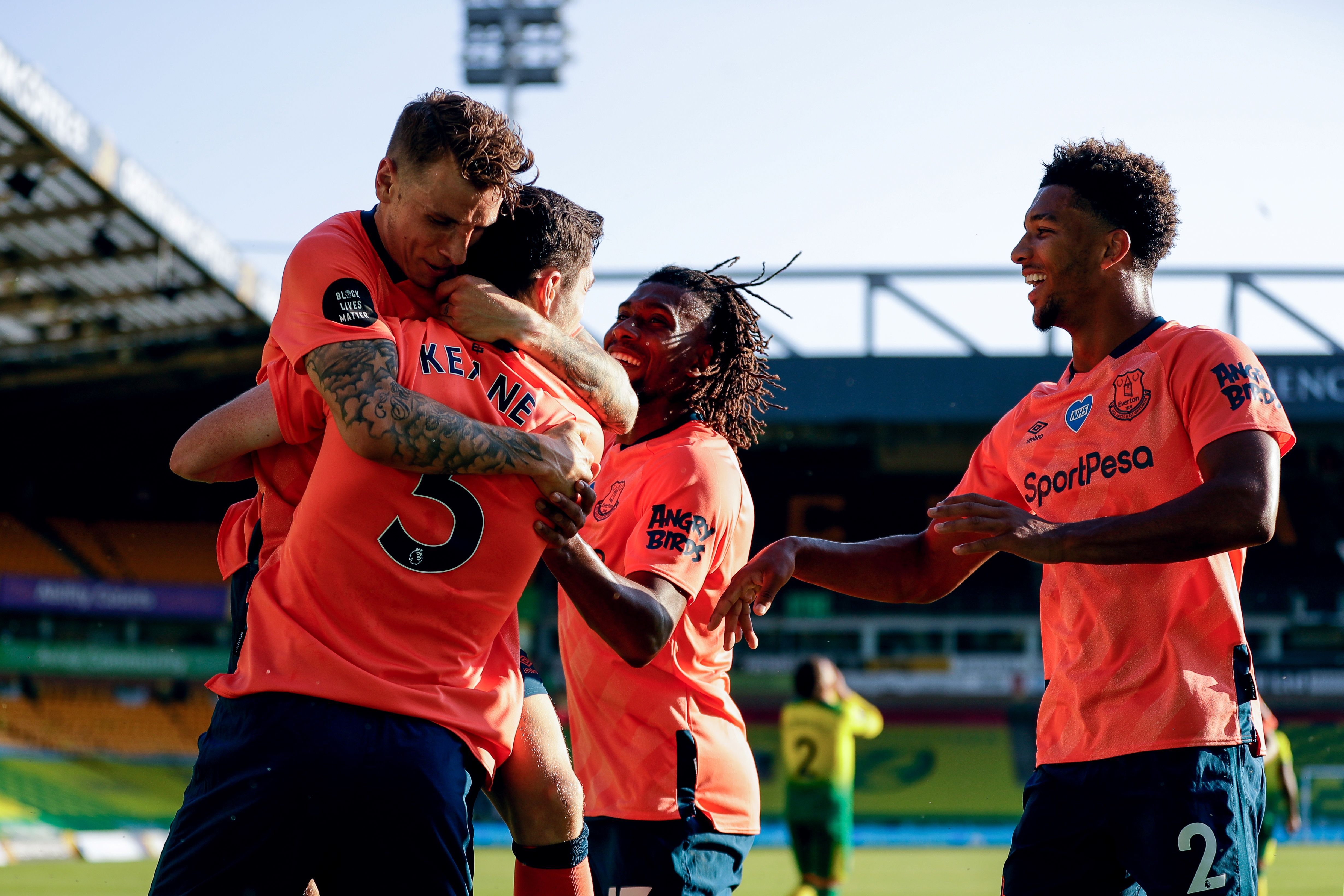 Bek Everton Inggris Michael Keane (dua dari kiri) merayakan dengan rekan setimnya setelah mencetak gol ke gawang Norwich.