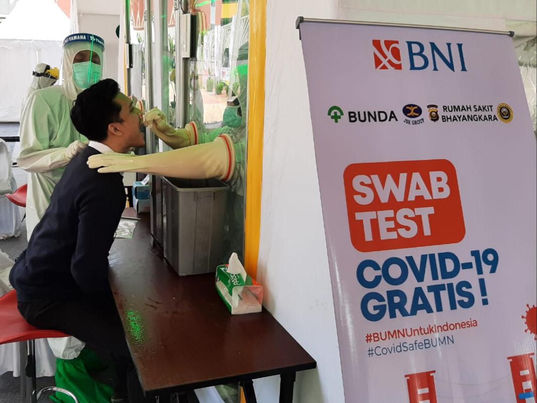 Bank BNI melaksanakan swab test Covid-19 gratis untuk 30 ribu peserta di seluruh Indonesia dalam payung Program BNI Berbagi Swab Test.