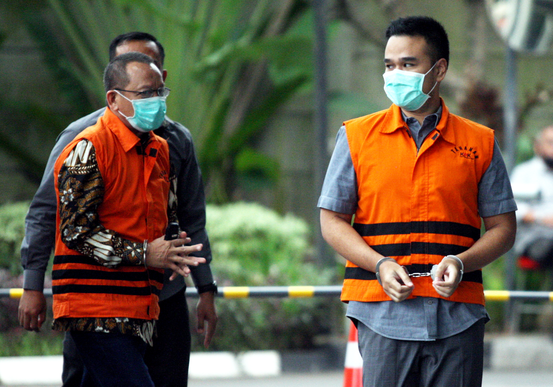Mantan sekretaris Mahkamah Agung (MA) Nurhadi (rompi tahanan kiri), dan menantunya Rezky Herbiyono