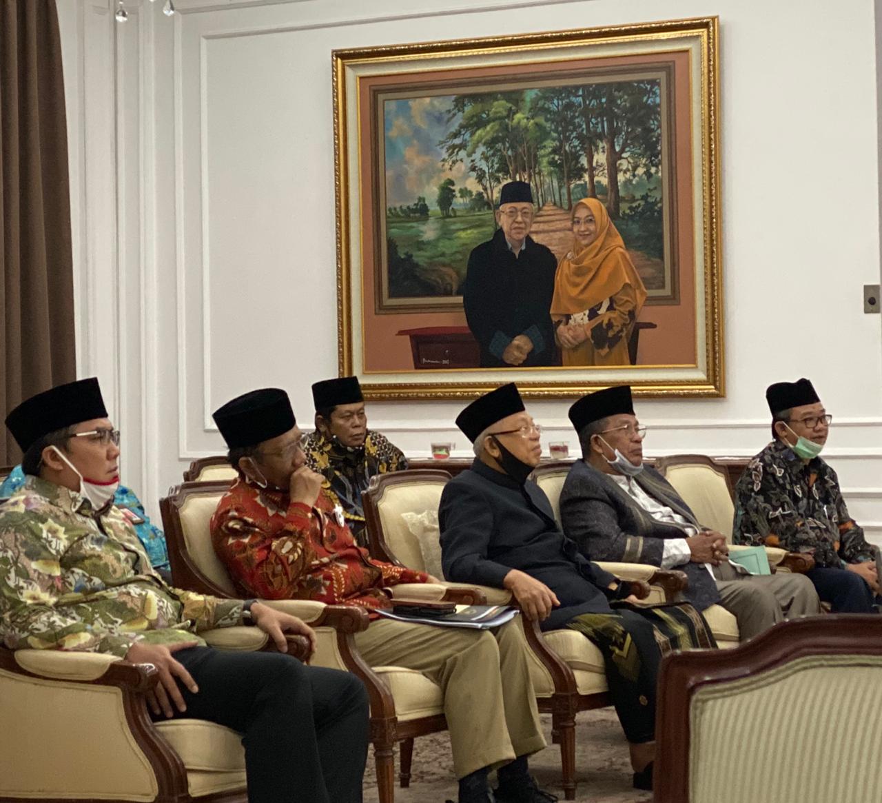 Wakil Presiden Ma'ruf Amin (tengah) didampingi Mankopolhukam Mahfud MD bertemu dengan pimpinan Ormas Islam, hari ini.