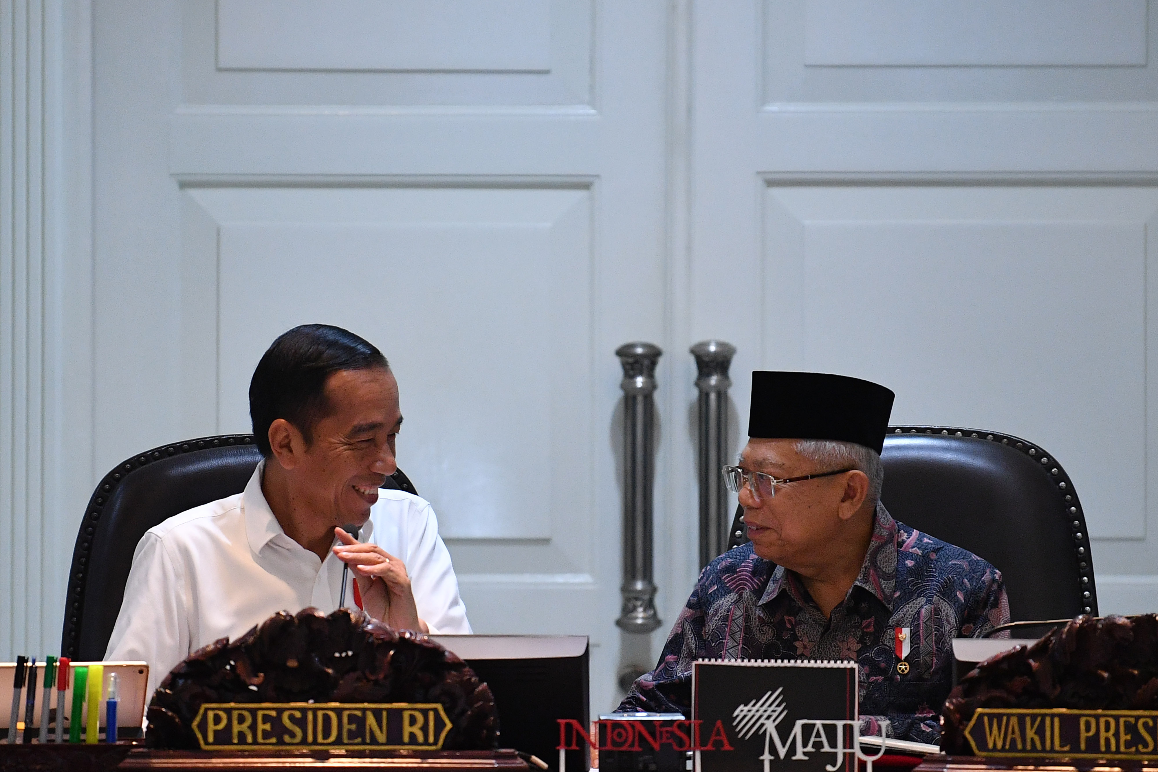 Presiden Joko Widodo berbincang dengan Wakil Presiden Ma'ruf Amin sebelum rapat kabinet terbatas.