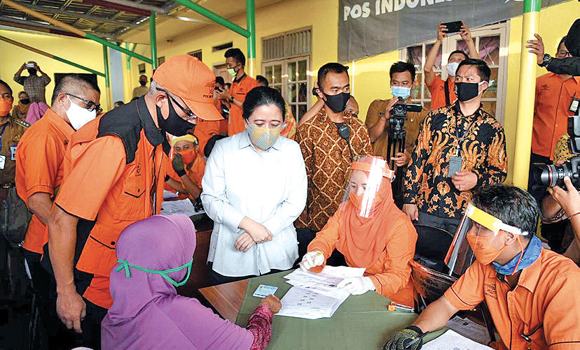 Ketua DPR RI Puan Maharani (tengah) menyaksikan pemberian bantuan sosial secara langsung kepada warga di kantor pos di Desa Cikande.