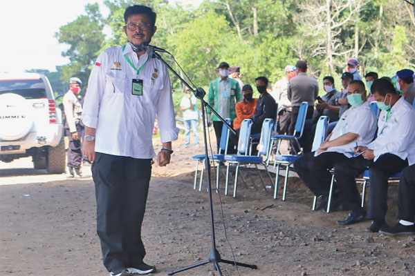 Menteri Pertanian Syahrul Yasin Limpo (kiri) menyampaikan pidato saat mengunjungi lokasi food estate dan padat karya tunai irigasi 