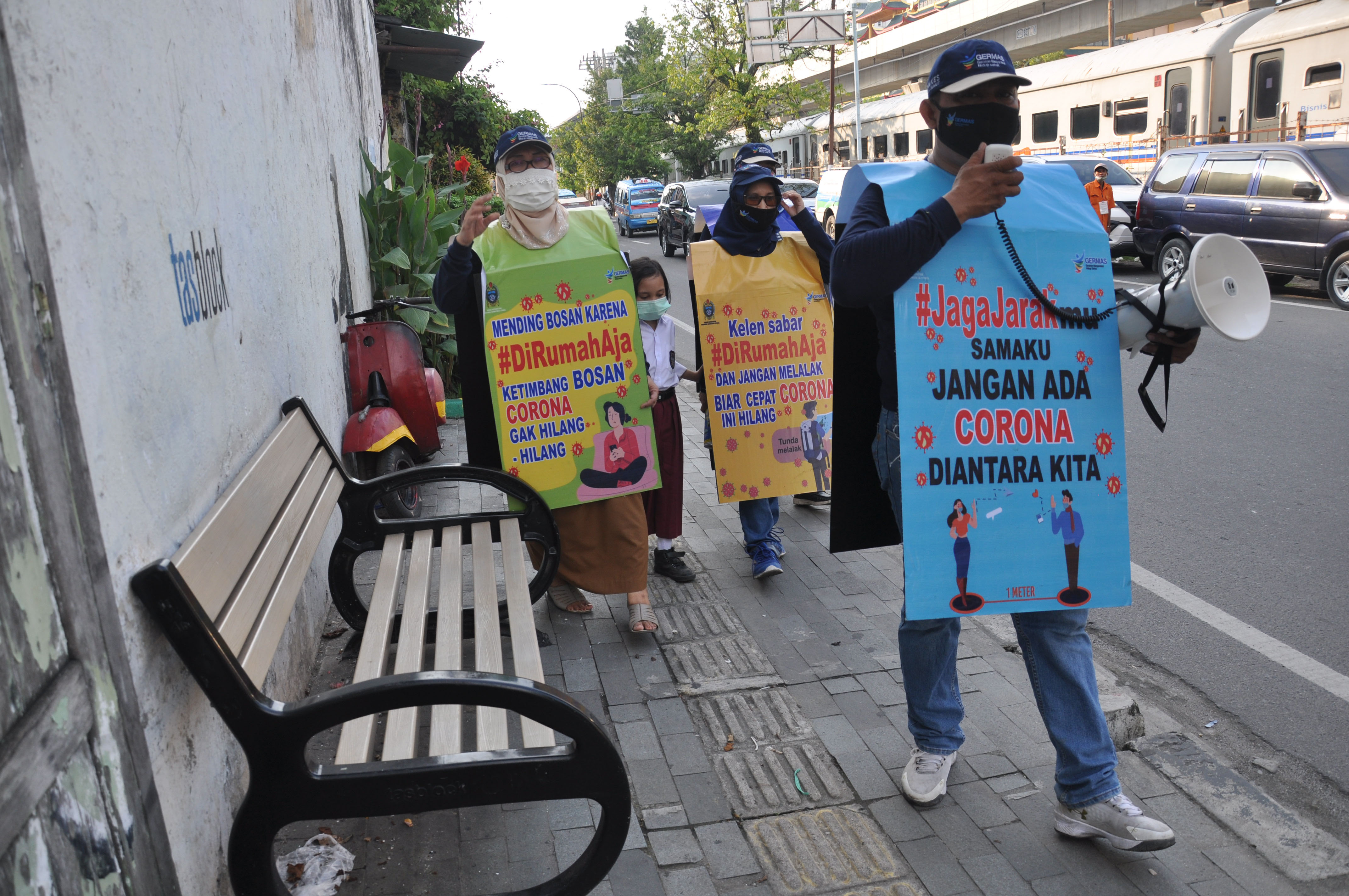 Petugas Dinas Kesehatan Sumut menyosialisasikan penyebaran covid-19 di Jalan Stasiun Medan, Sumatra Utara, Selasa (16/6).