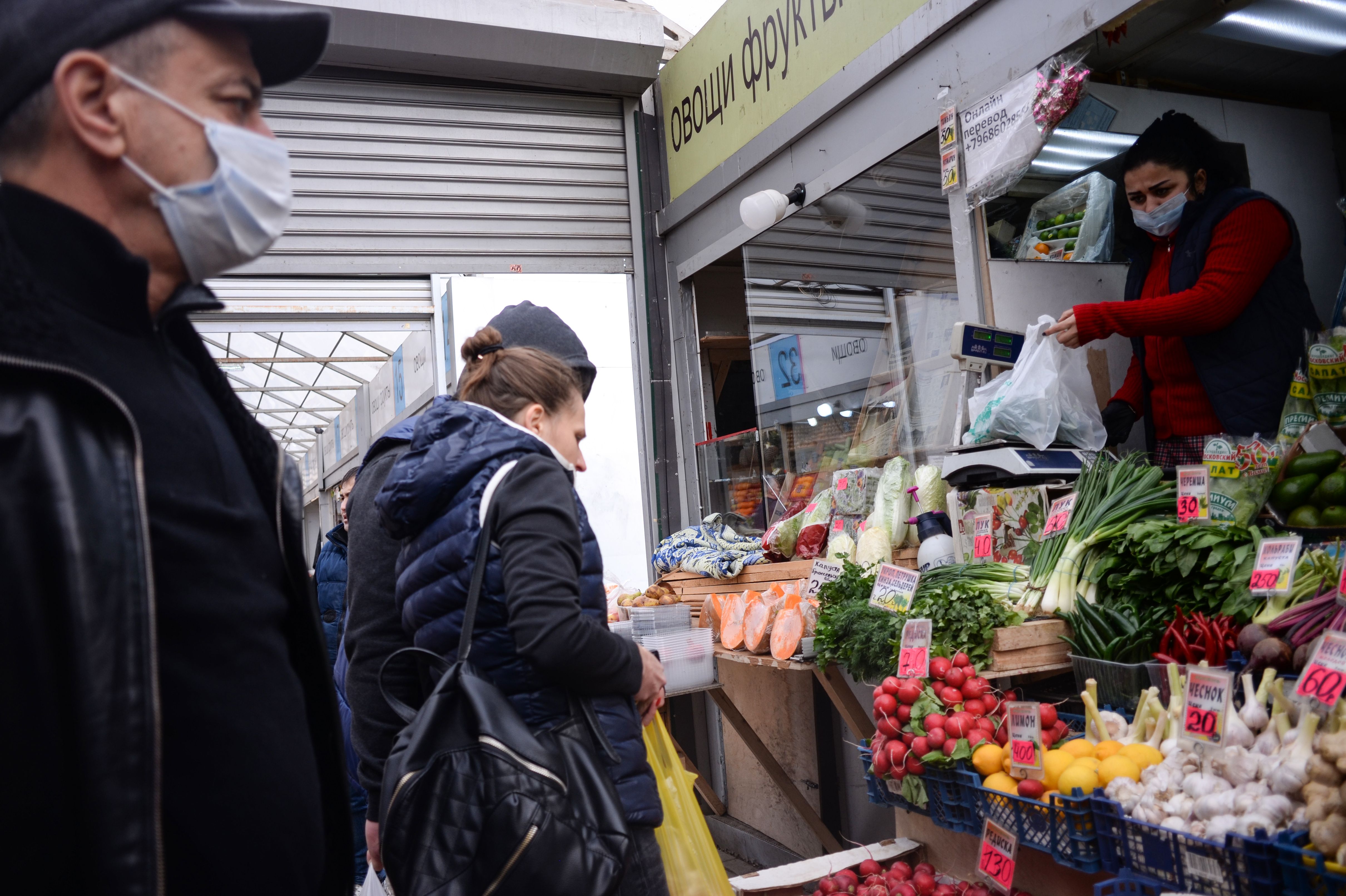 Warga berbelanja sayuran di Moskow