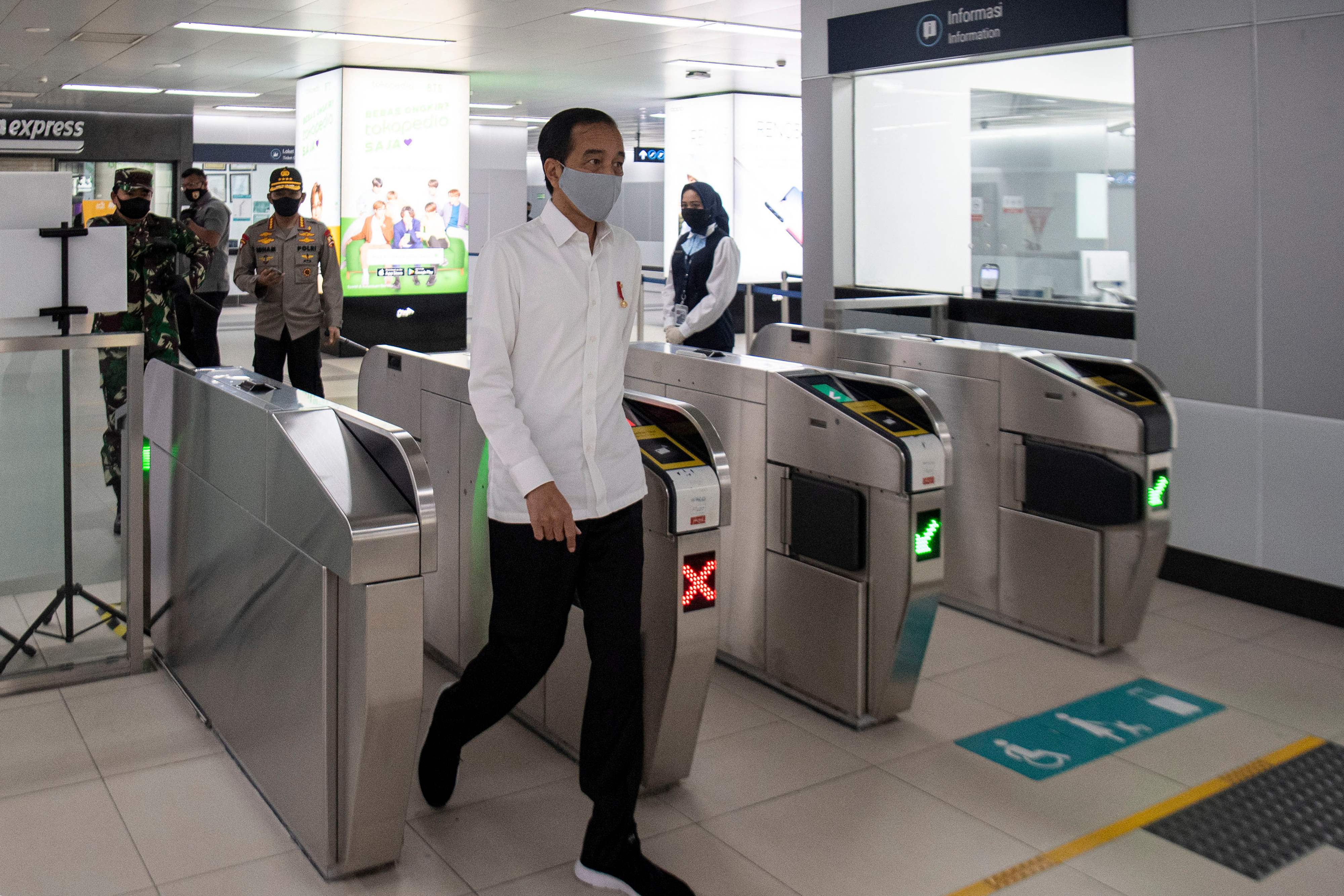 Presiden Joko Widodo saat meninjau Stasiun MRT Jakarta.