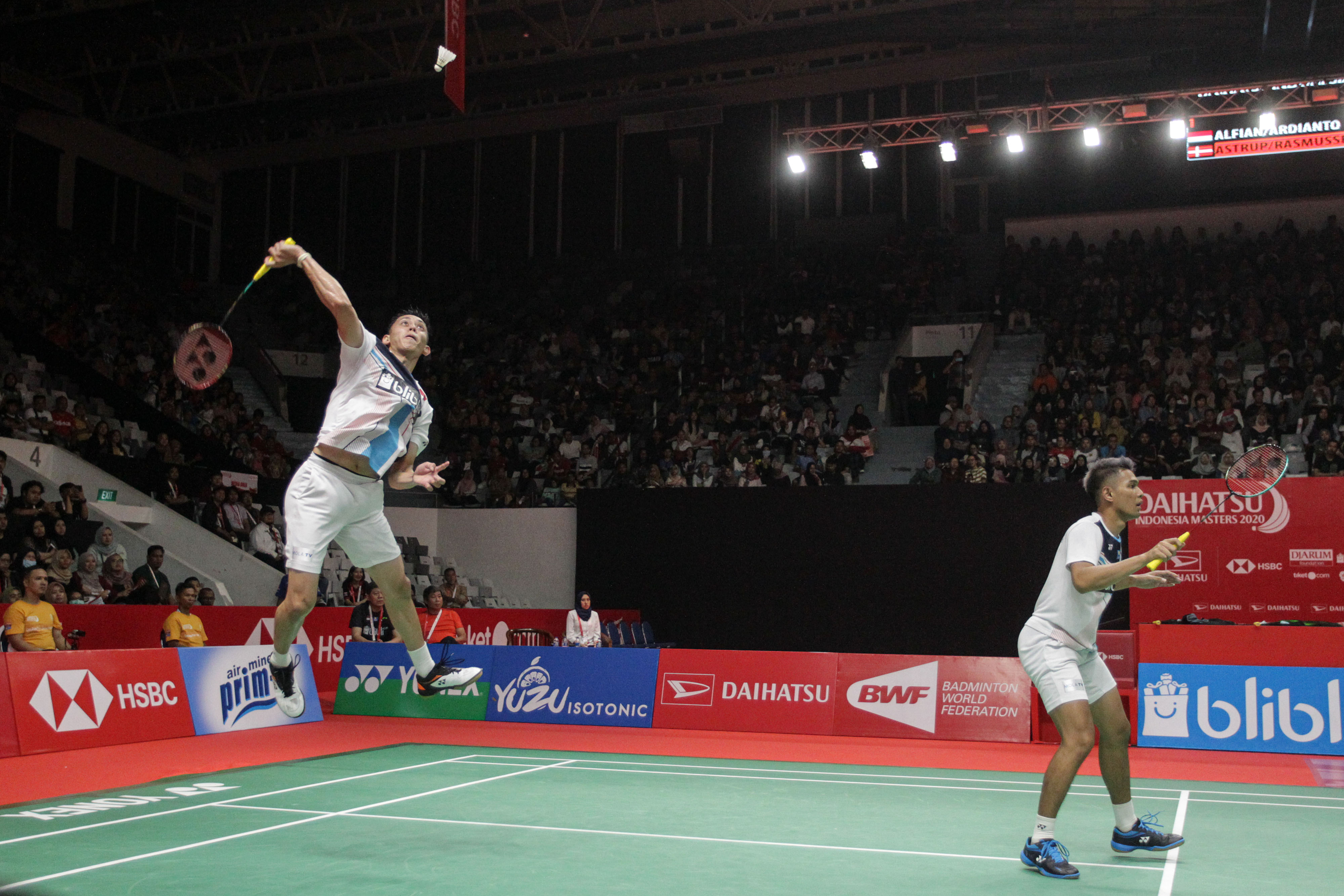 Ganda putra Indonesia, Fajar Alfian/Muhammad Rian mengembalikan kok ke arah lawan.