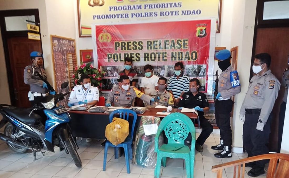 Polres Rote Ndao, Jumat (8/5), menggelar jumpa pers penangkapan tiga pelaku pembunuhan berencana penjaga pos covid-19 Jusuf Ledoh, 59.