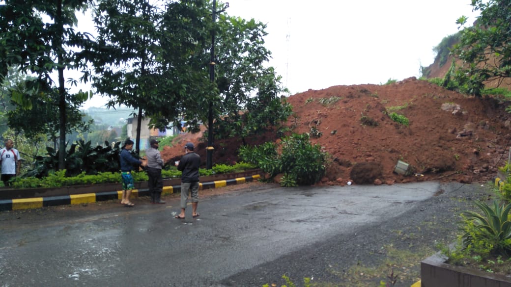 Akibat longsor itu akses jalan desa Kampung Cimeri-Desa Cianaga, Kecamatan Kabandungan, Kab.Sukabumi tertutup material tanah dan batu. 