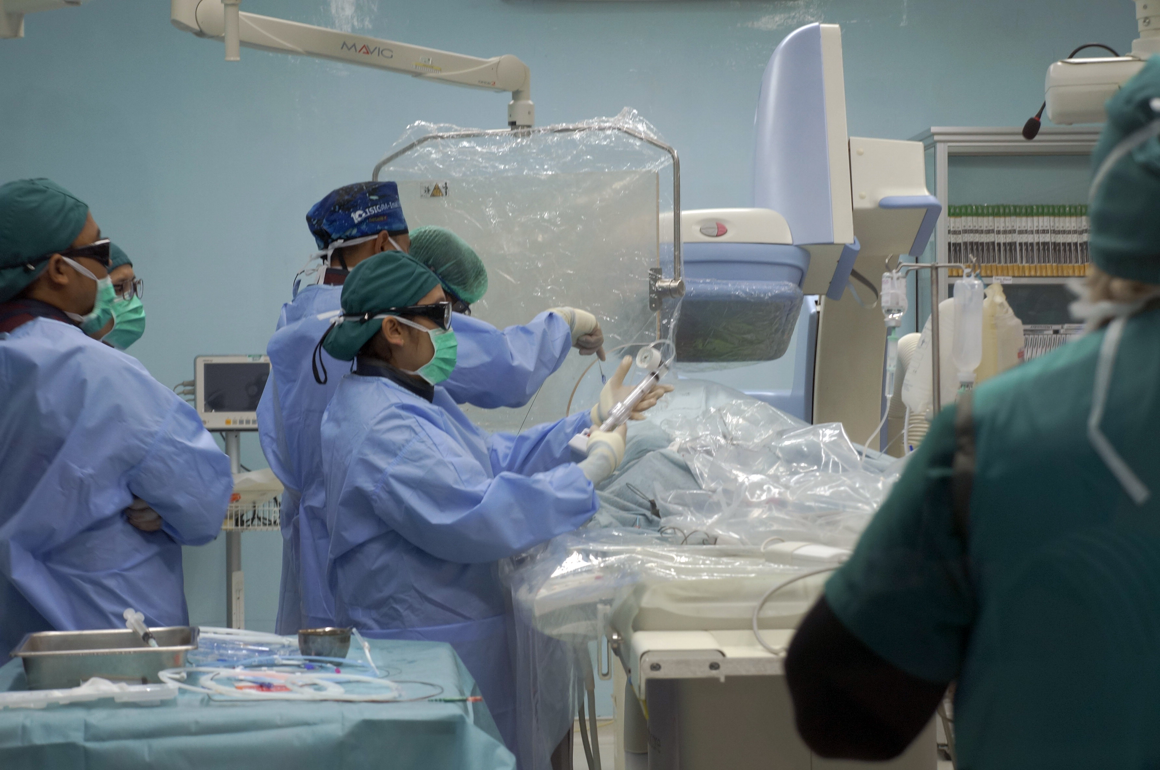 Tim medis melakukan praktik pemasangan ring jantung kompleks di ruang kardiologi RSUD dr Iskak, Tulungagung, Jawa Timur.