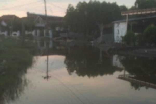 Banjir rob Laut Jawa menyebabkan rumah warga terendam air asin, di Desa Tugu, Kec. Sayung, Kabupaten Demak, Ja­wa Tengah, (17/6) kemarin.