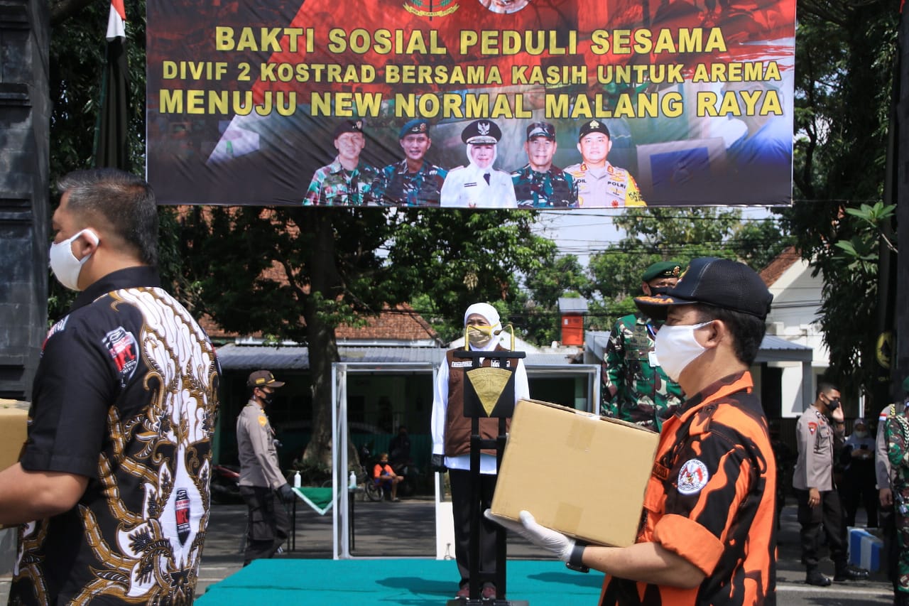 Gubernur Jatim Khofifah Indar Parawansa melepas keberangkatan peserta baksos Peduli Sesama Divif 2 Kostrad  Menuju New Normal Malang Raya.
