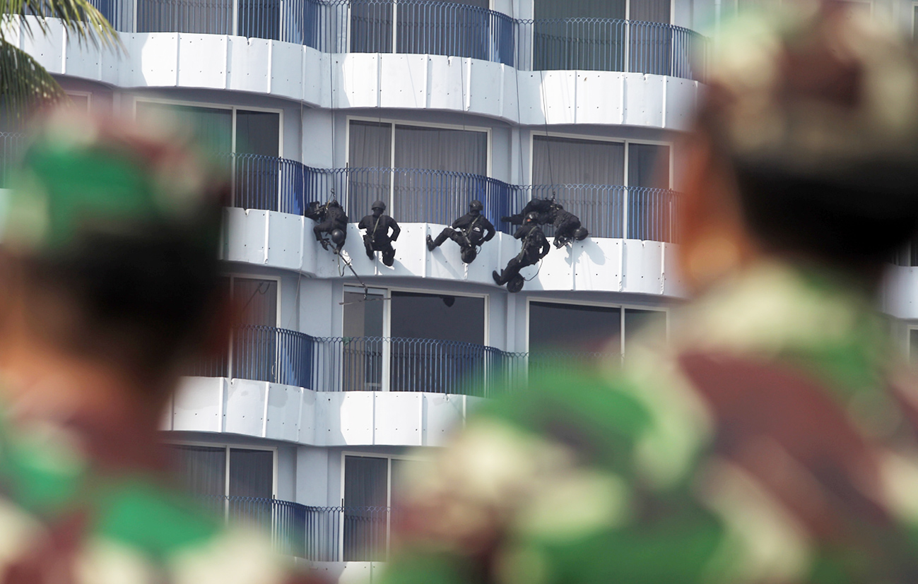 Pasukan Satuan Penanggulangan Teror (Satgultor) TNI mengikuti simulasi penanggulangan teror di Jakarta.