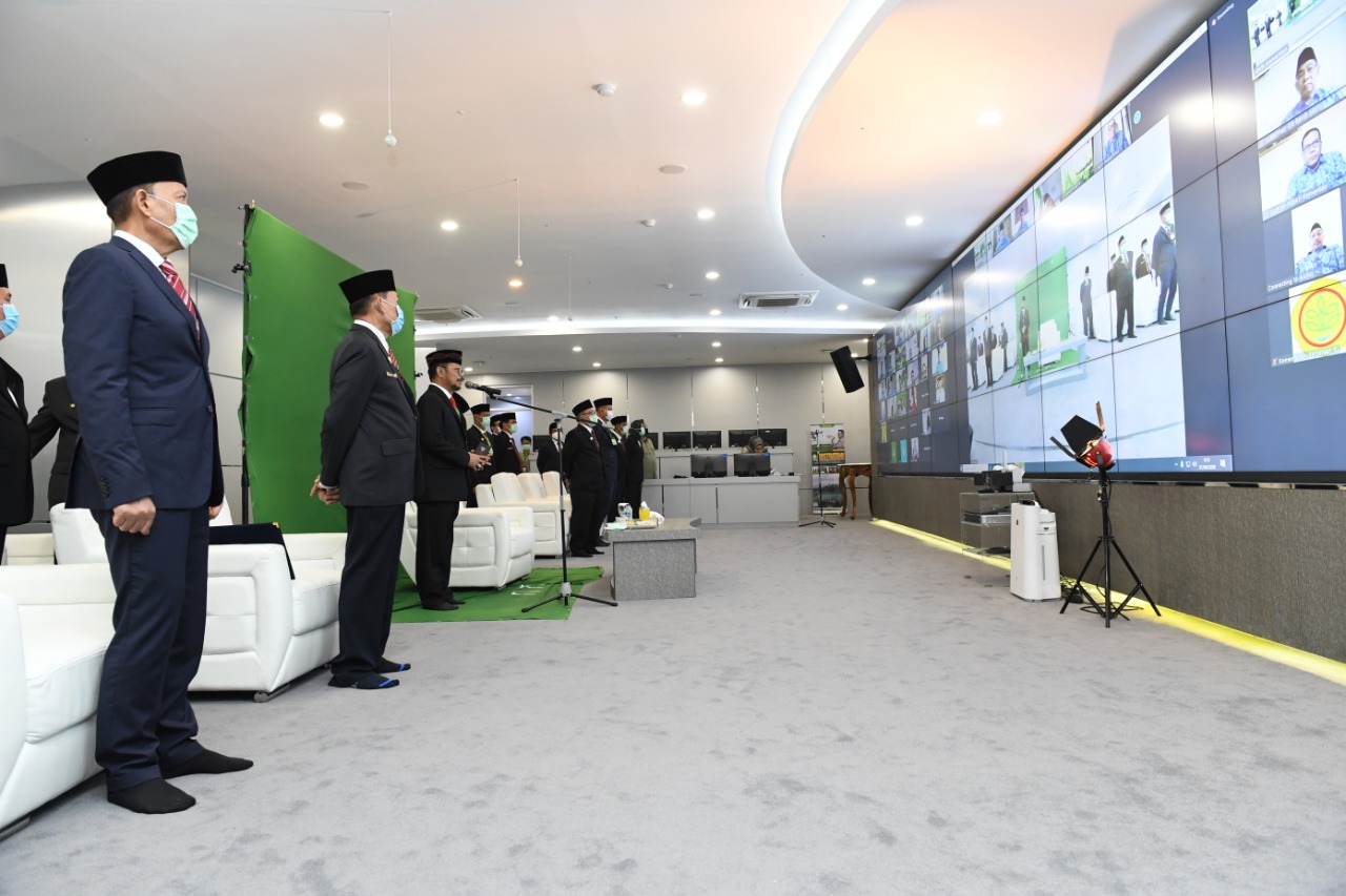 Mentan Syahrul (ketiga dari kiri) mengikuti peringatan Lahir Pancasila secara virtual dari AWR Room. 