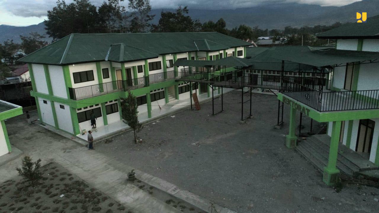 Kementerian PUPR merehabilitasi Sekolah Tinggi Ilmu Sosial Ilmu Politik (STISIP) Amal Ilmiah Yapis Wamena, Papua.