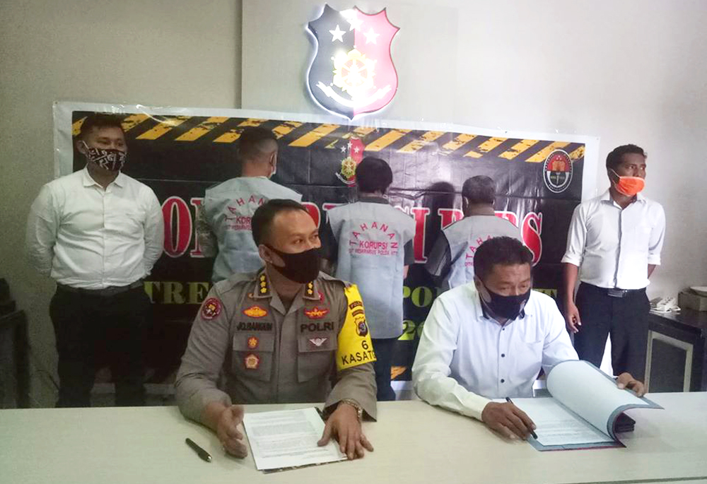 Direktur Reserse dan Kriminal Khusus Polda NTT, Komisaris Besar Yudi Sinlaeloe (kanan) menjelaskan kasus dugaan korupsi proyek irigasi.