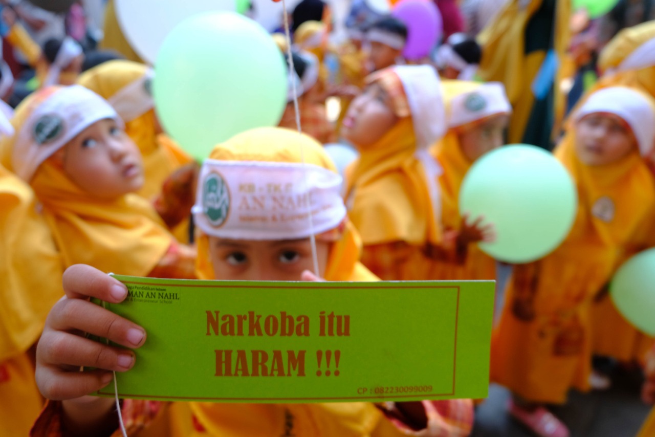 Seorang anak menunjukkan pesan moral.Peringatan Hari Antinarkoba 2019 yang diikuti oleh ratusan siswa PAUD di Kabupaten Sidoarjo Jawa Timur.