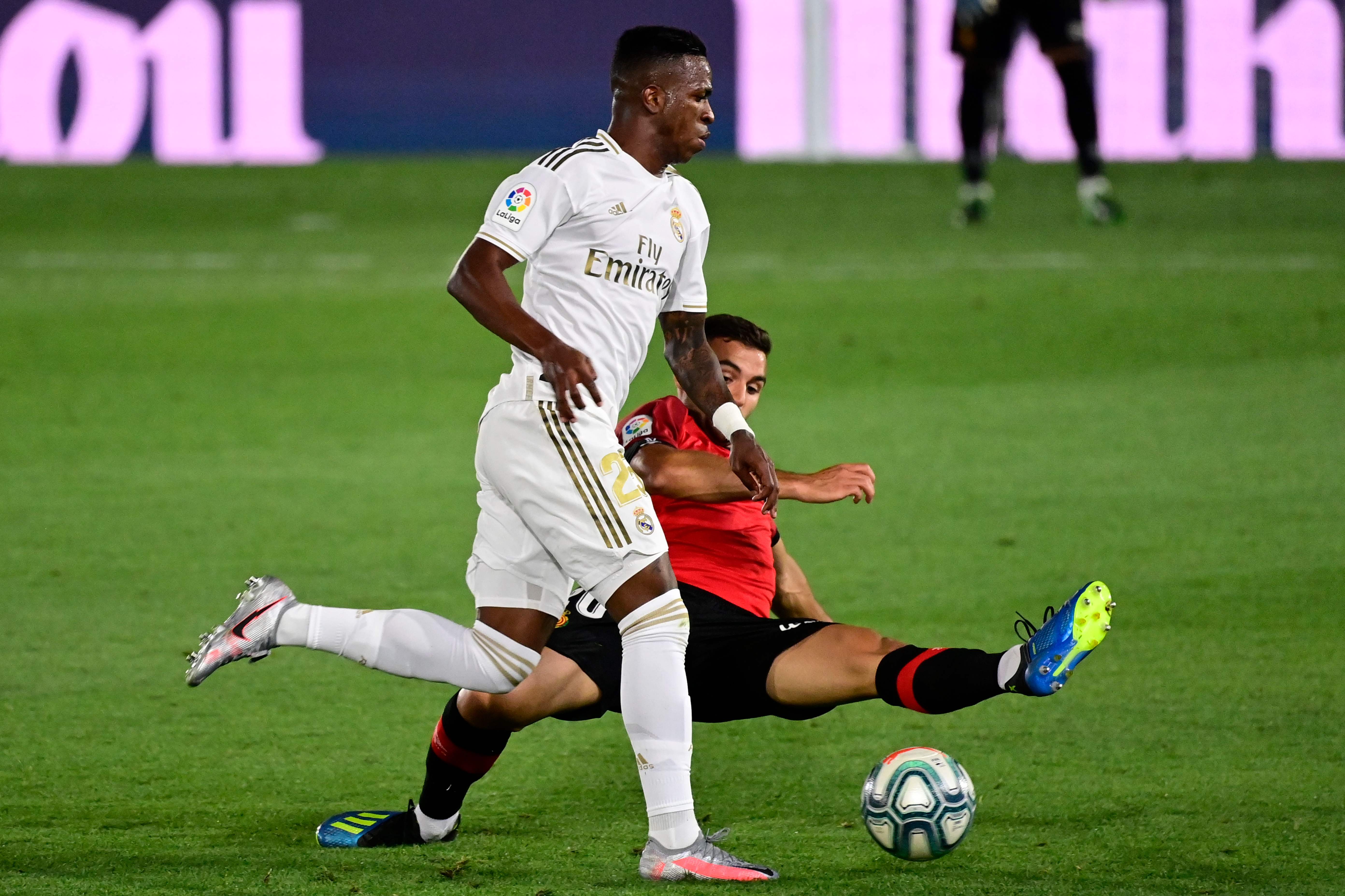 Pemain depan Real Madrid Vinicius Junior berusaha melewati hadangan pemain Mallorca dalam lanjutan La Liga, Kamis (25/6). 