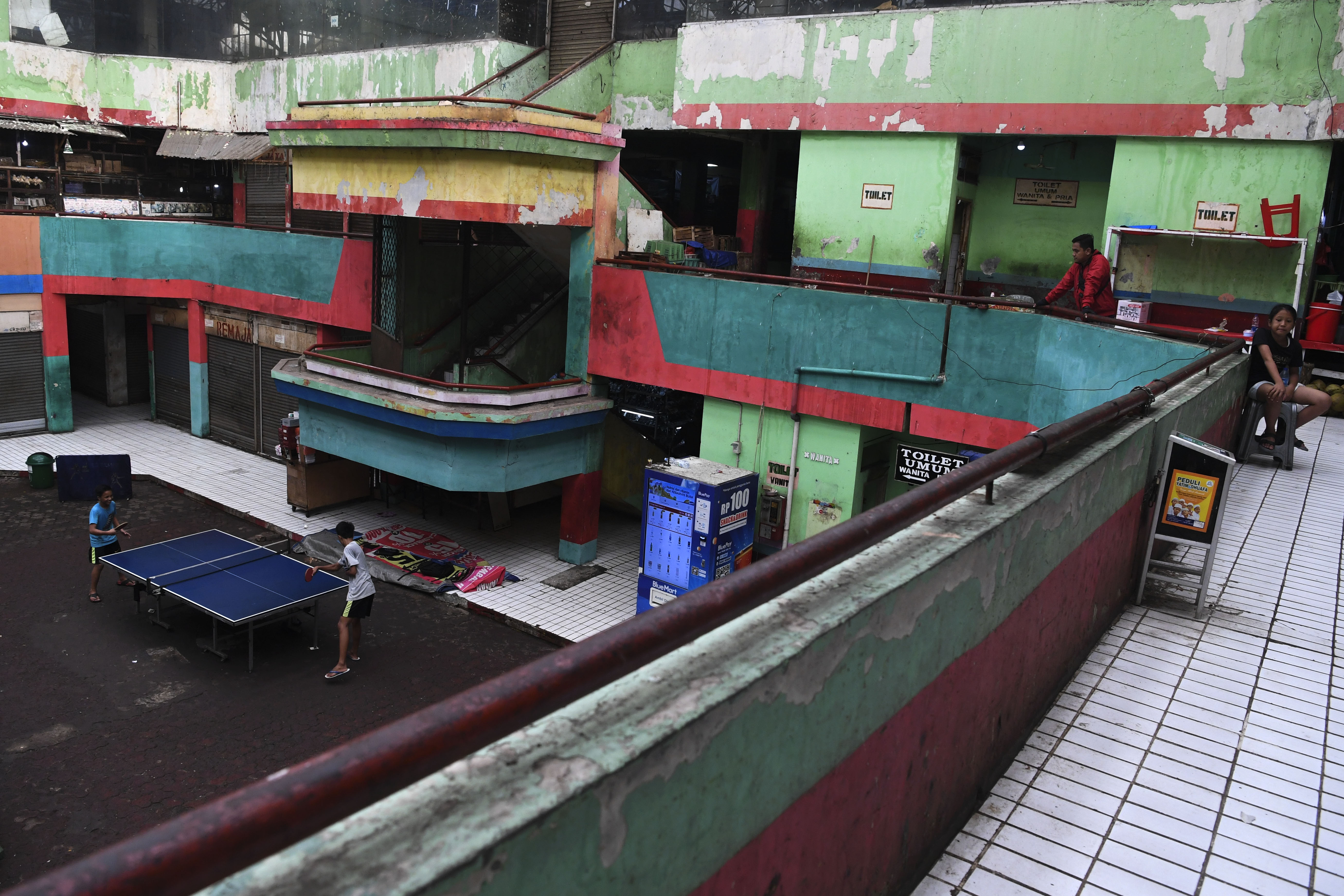 Dua anak bermain tenis meja di Pasar Grogol Jakarta, Senin (3/2/2020)