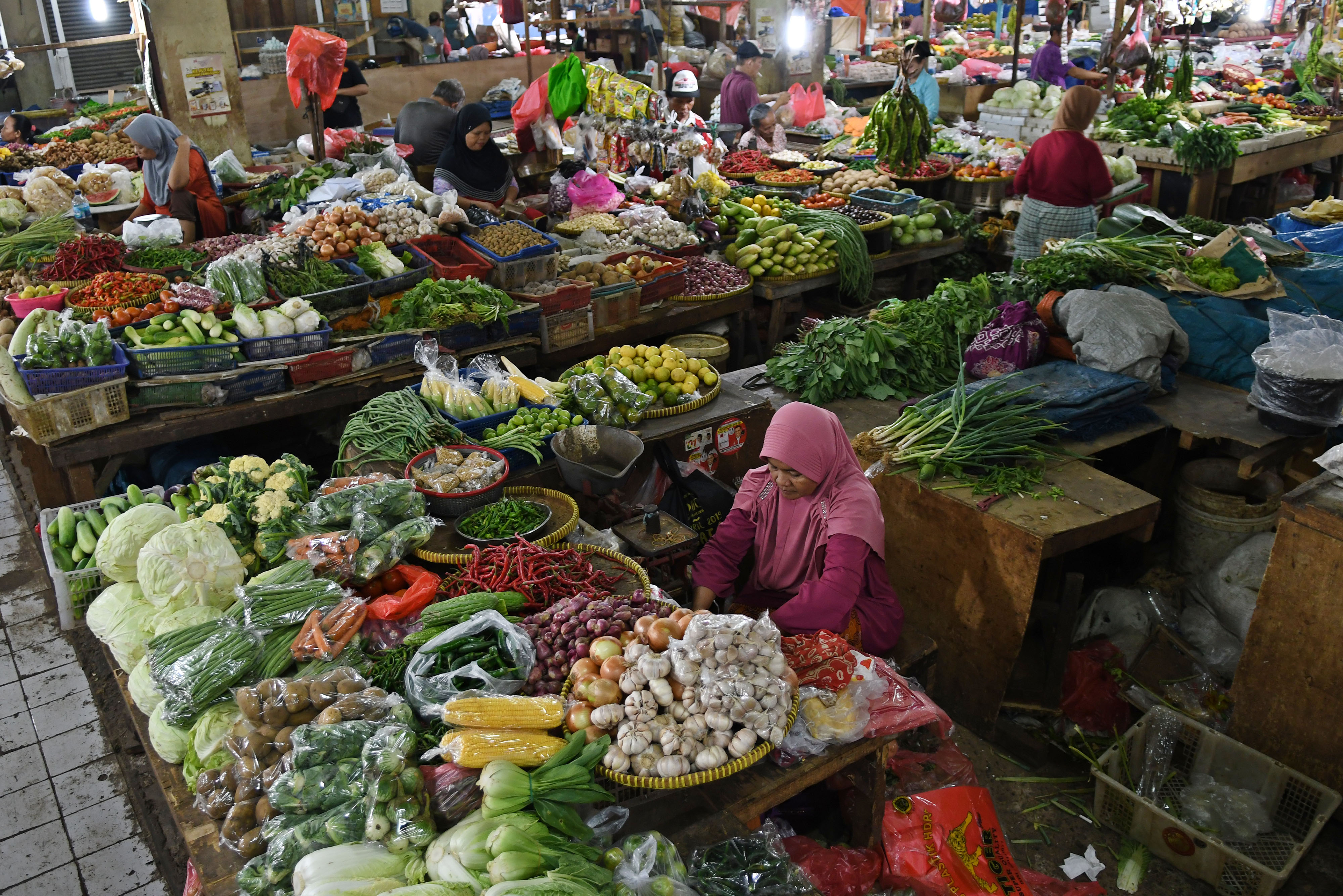 Aktivitas perdagangan di pasar tradisional kawasan Pasar Minggu, Jakarta.