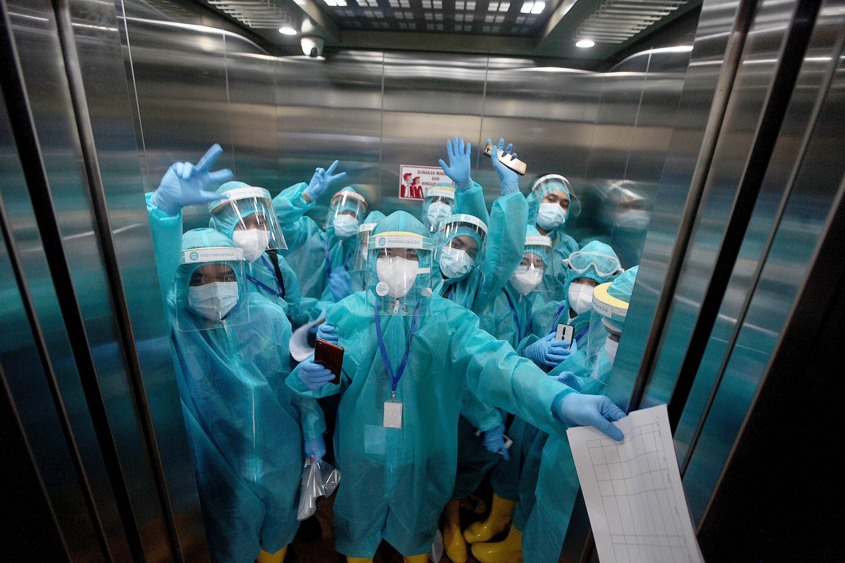 Petugas mengenakan hazmat saat akan melakukan rapid test di Gedung Komisi Pemberantasan Korupsi (KPK), Rasuna Said, Jakarta, Kamis (4/6). 