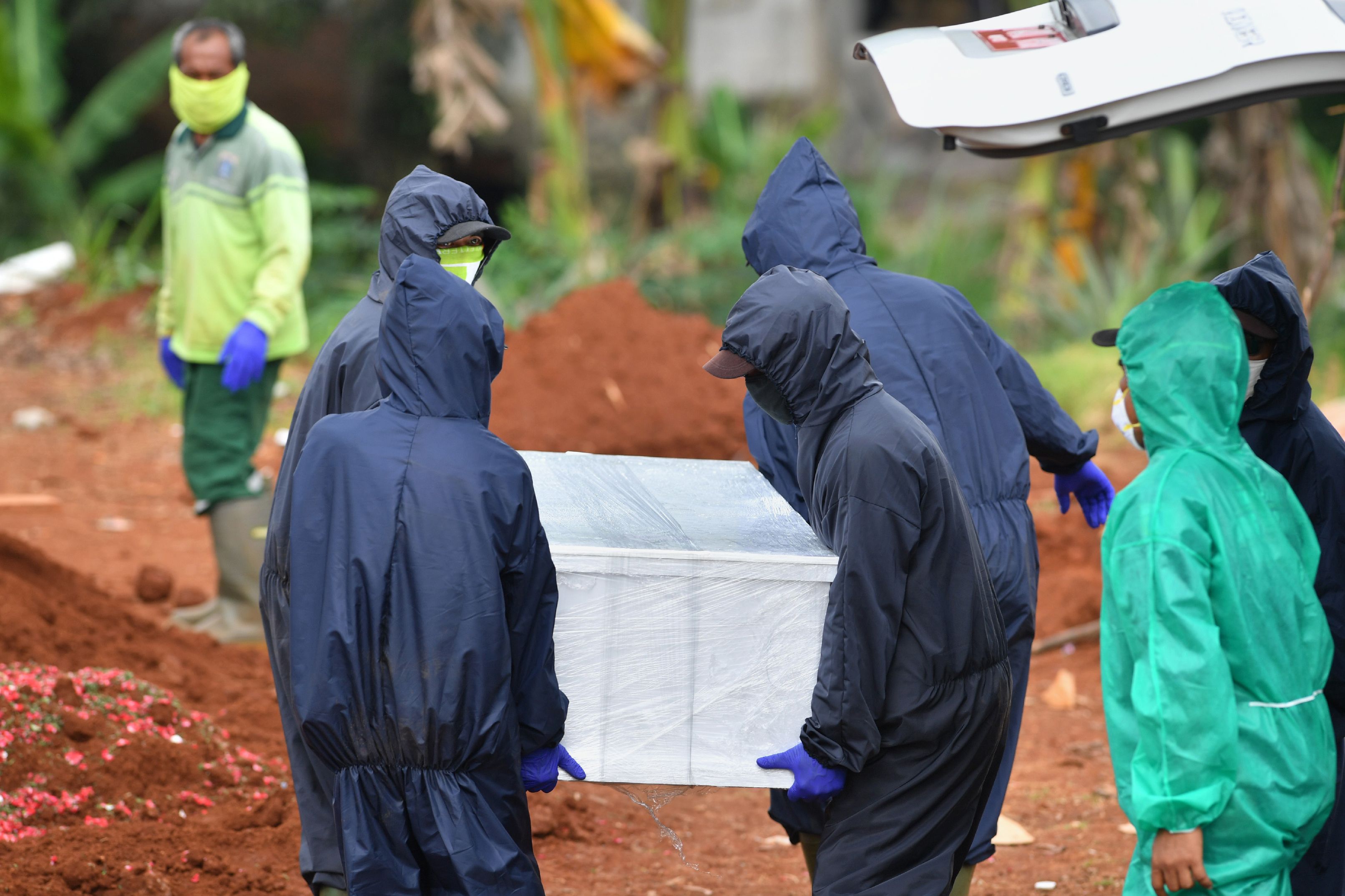 Proses pemakaman jenazah korban covid-19 di Pondok Ranggon Jakarta
