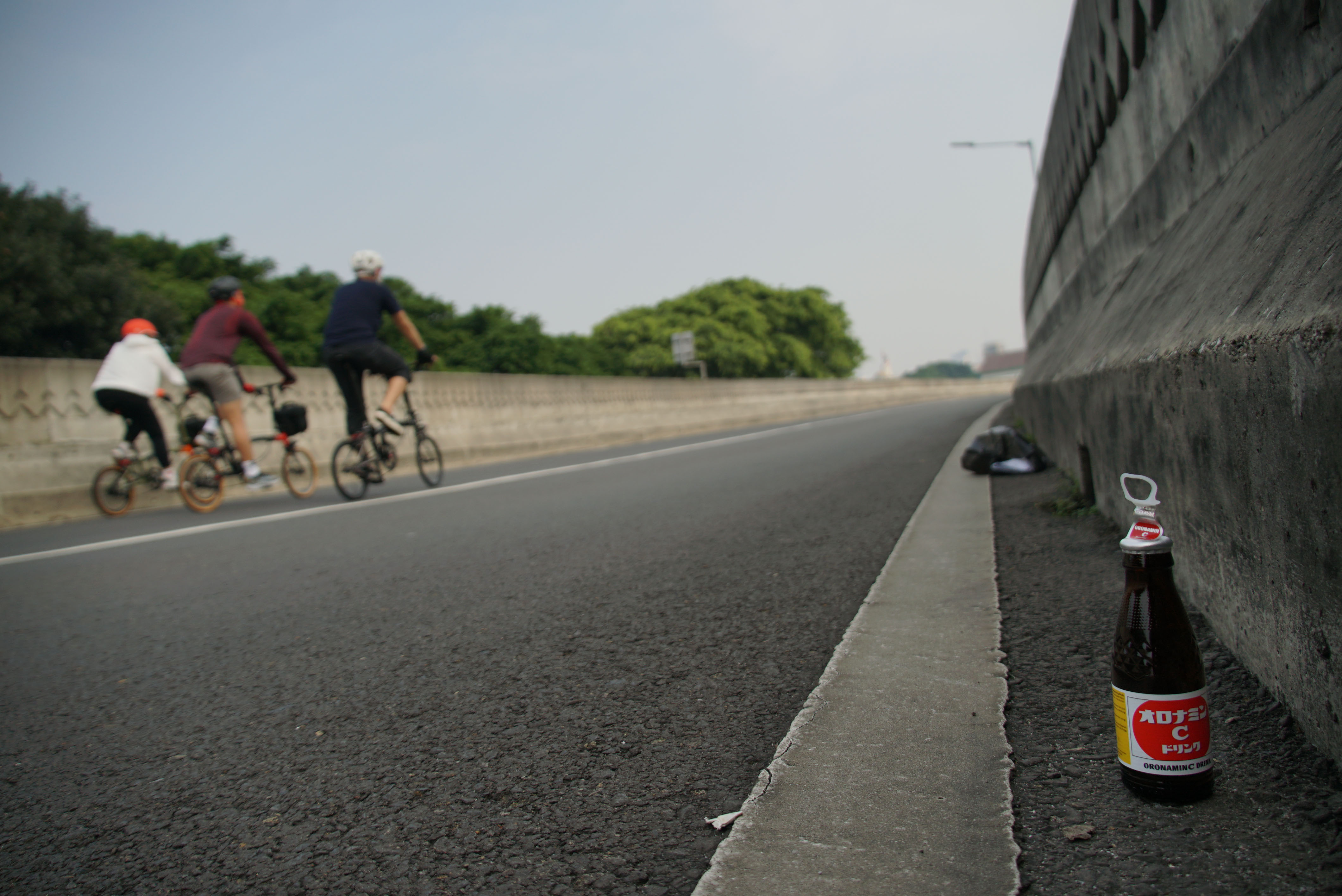 Warga berolahraga saat  Car Free Day (CFD) di Jalan Layang Non Tol Antarasari, Jakarta (28/6/2020)