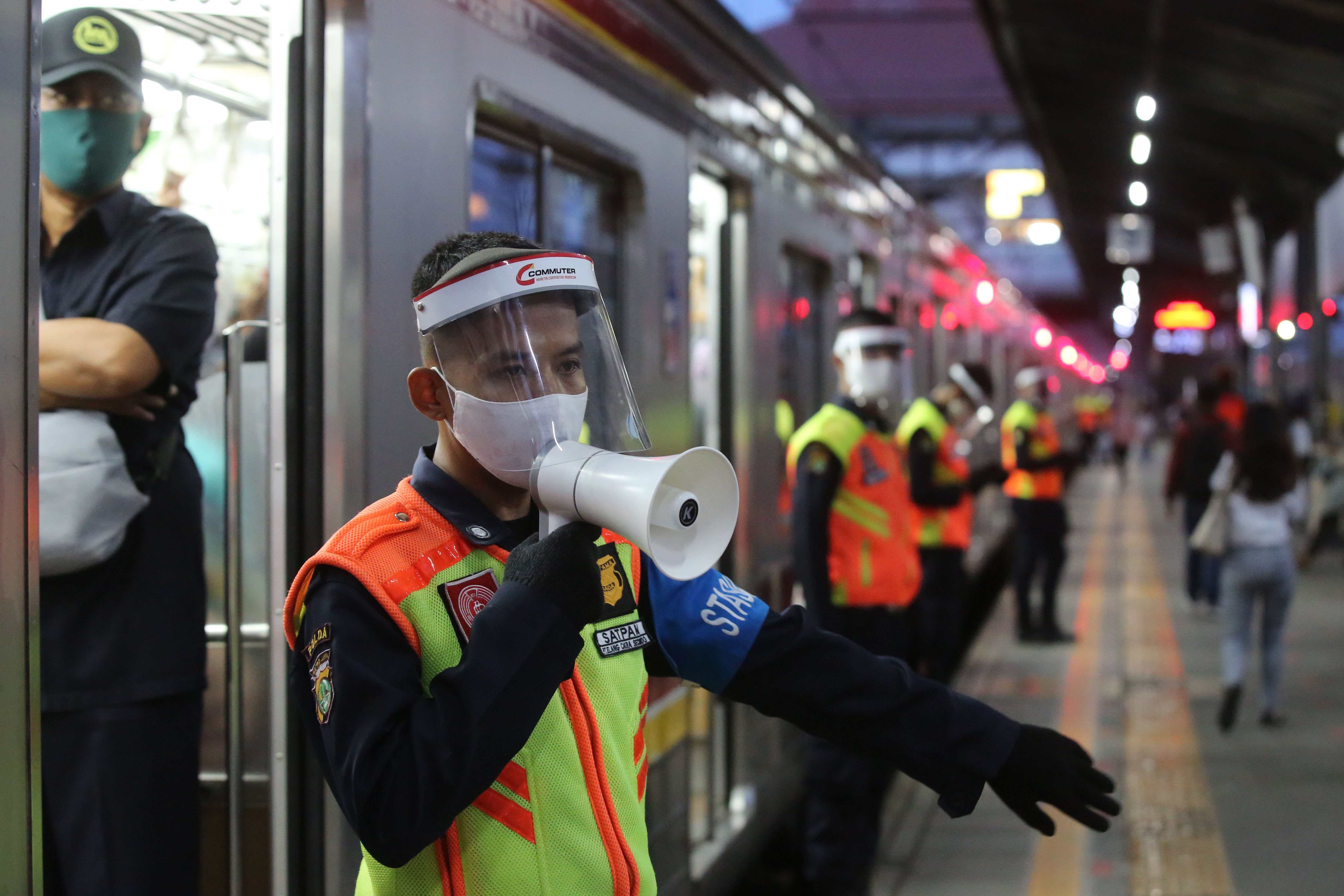 Pemerintah provinsi (Pemprov) DKI Jakarta tetap meberlakukan pembatasan pada transportasi umum.
