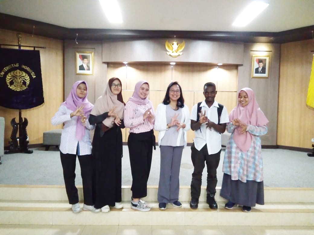 Mahasiswa asing asal Uganda, Afrika Timur, Semukasa Philimon (kedua dari kanan), tetap tinggal di Asrama UI saat pandemi covid-19. 