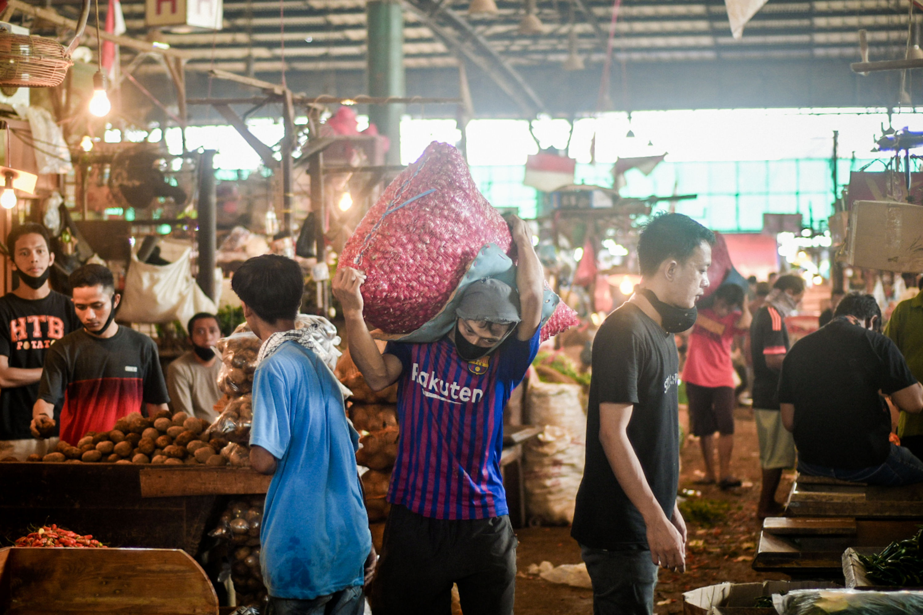 Suasana di Pasar Induk Kramat Jati, Jakarta Timur, Jumat (12/6).