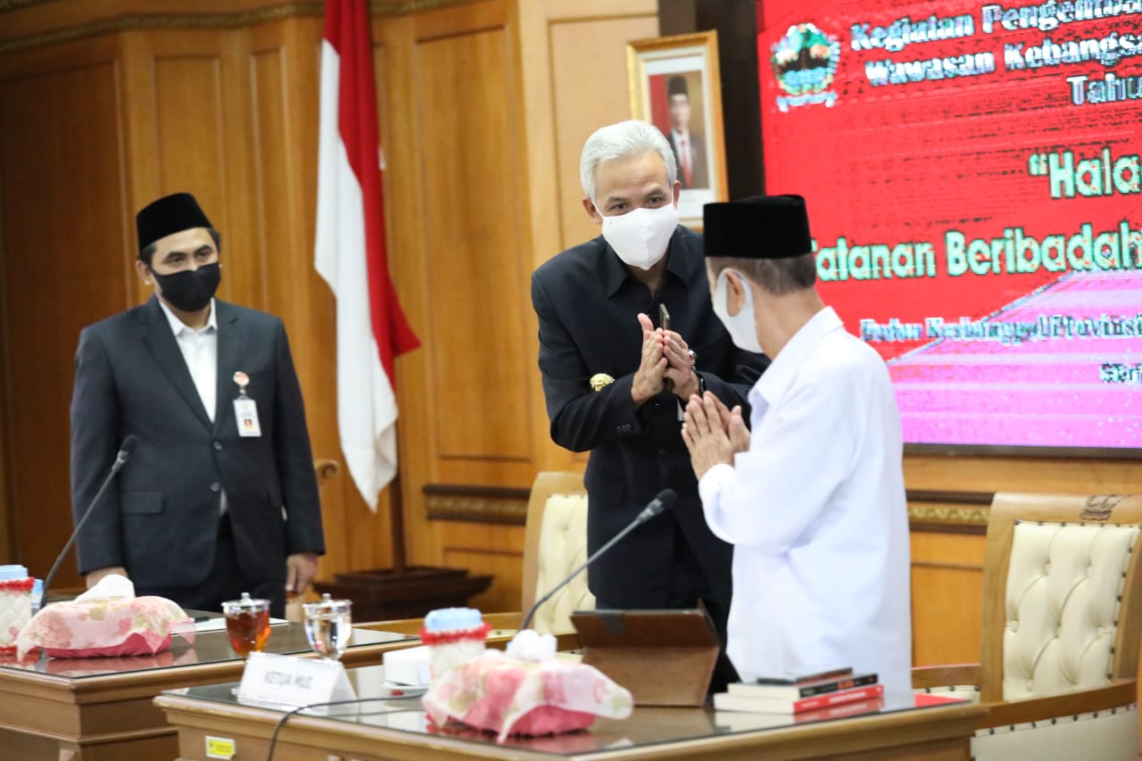 Gubernur Jawa Tengah Ganjar Pranowo (tengah) menggelar halaqoh di gedung A lantai 2 kantor gubernur Jateng, Rabu (3/6/2020)