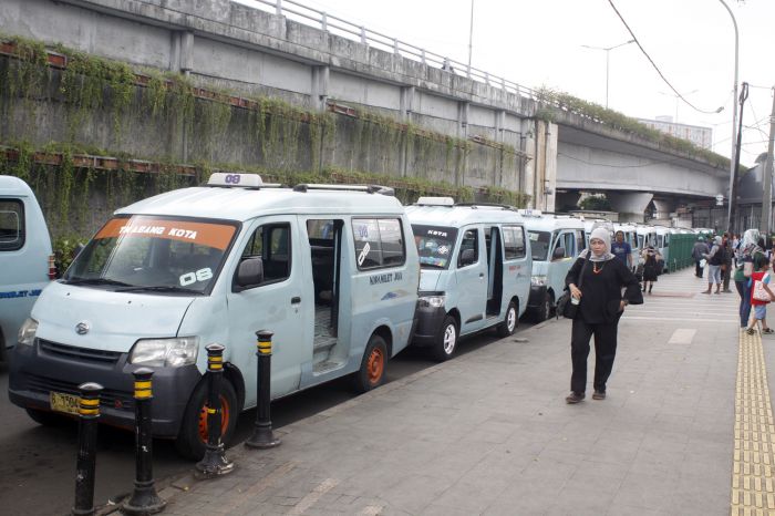 Sejumlah angkot menunggu calon penumpang di kawasan Tanah Abang, Jakarta.