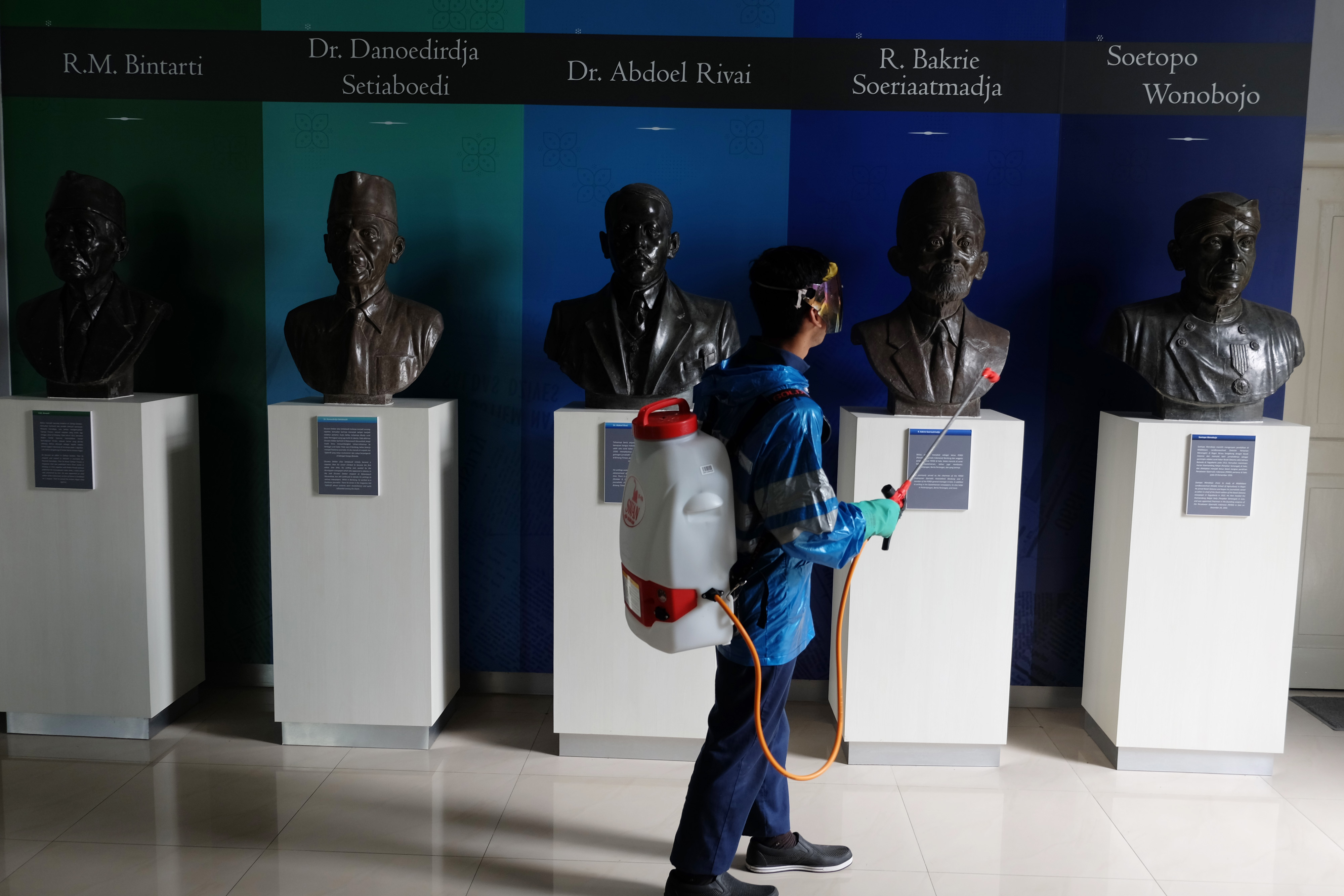 Petugas menyemprot disinfektan di koleksi Monumen Pers Nasional, Solo, Jawa Tengah