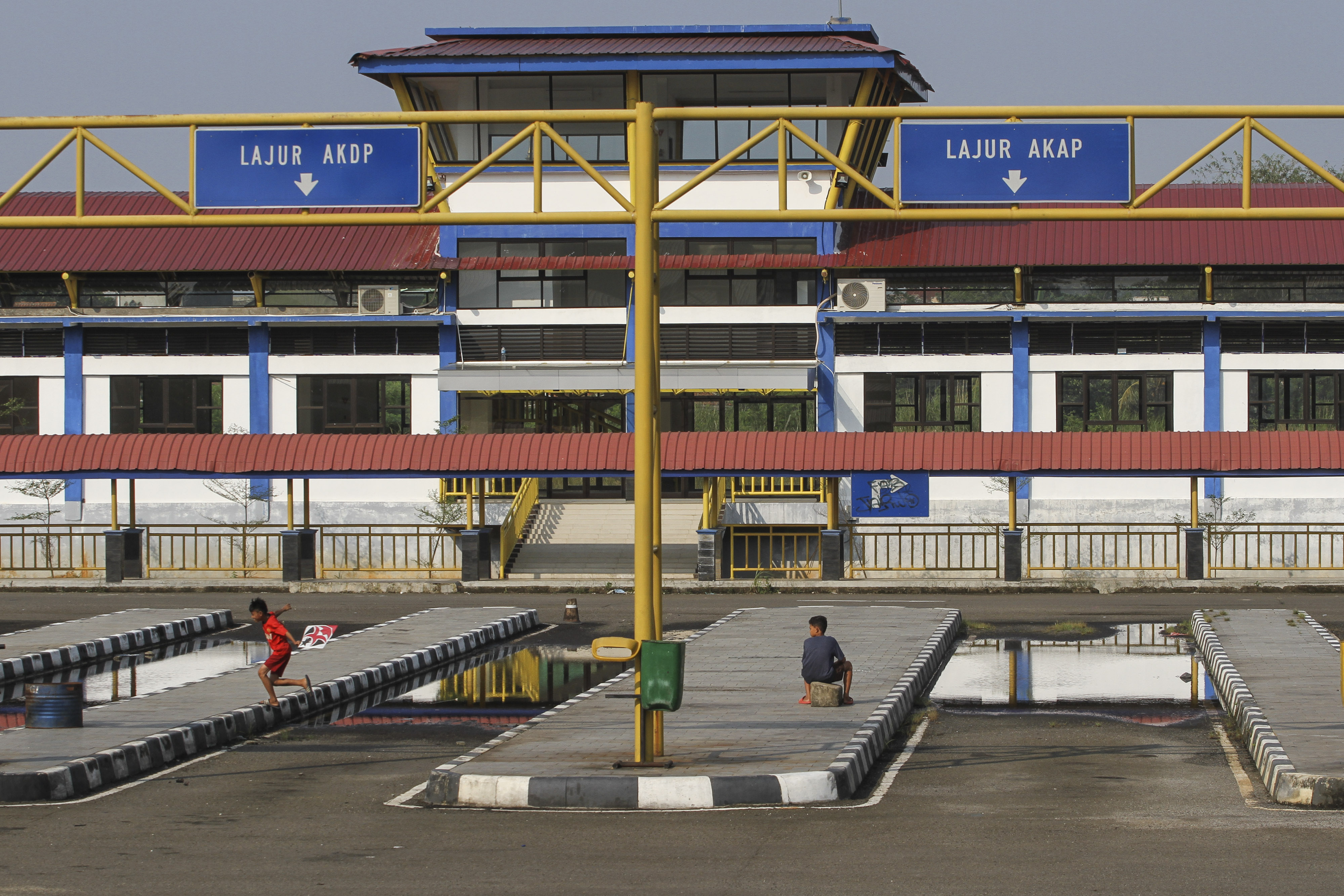 Suasana Terminal Jatijajar, Depok, Jumat (12/6). Badan Pengelola Transportasi Jabodetabek (BPTJ) masih belum membuka pelayanan bus AKAP.