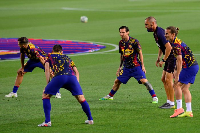 Lionel Messi dan rekan-rekannya di Barcelona menjalani pemanasan sebelum bertanding melawan Athletic Bilbao. 