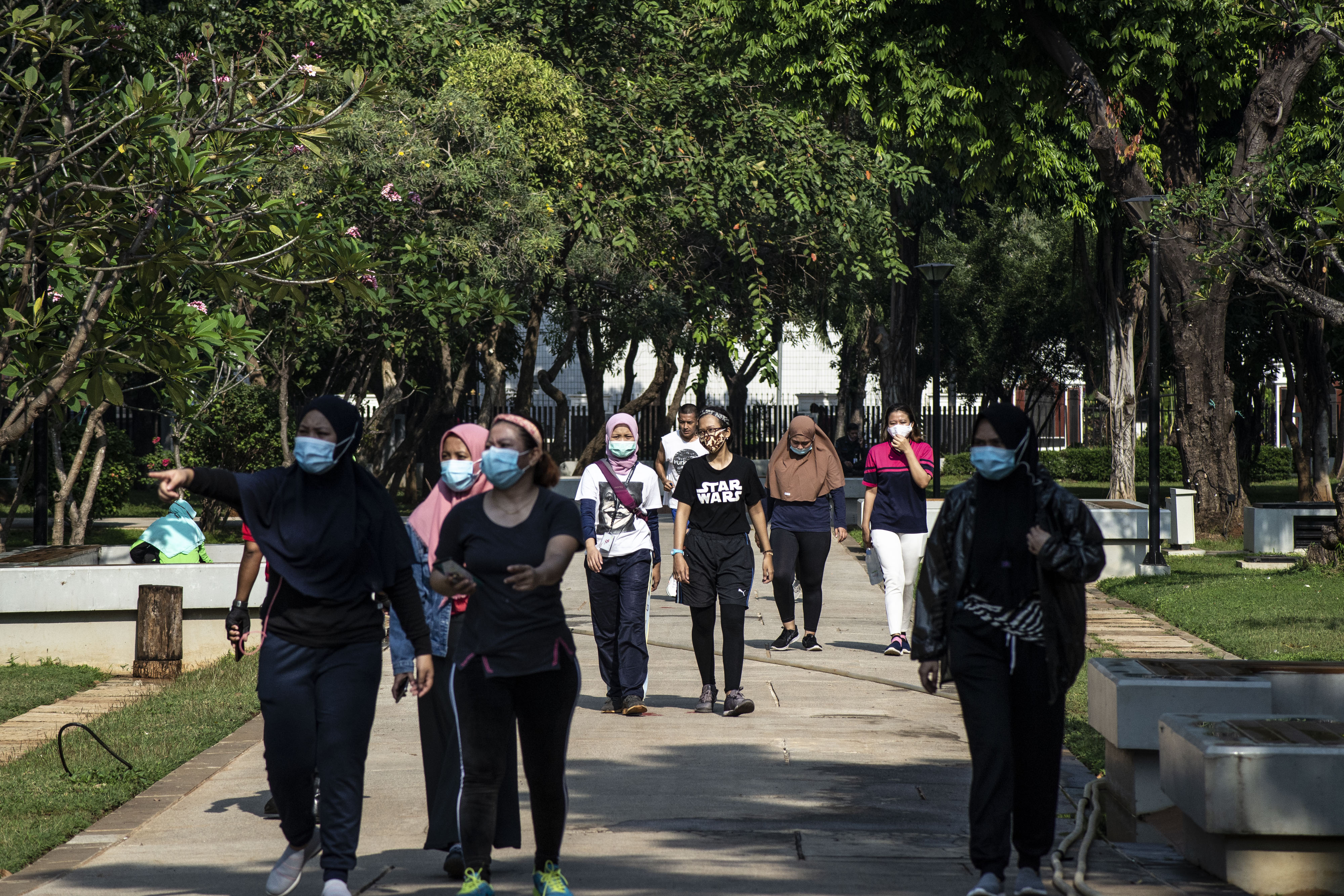 Sejumlah warga beraktivitas di Taman Lapangan Banteng, Jakarta, Sabtu (13/6/2020).