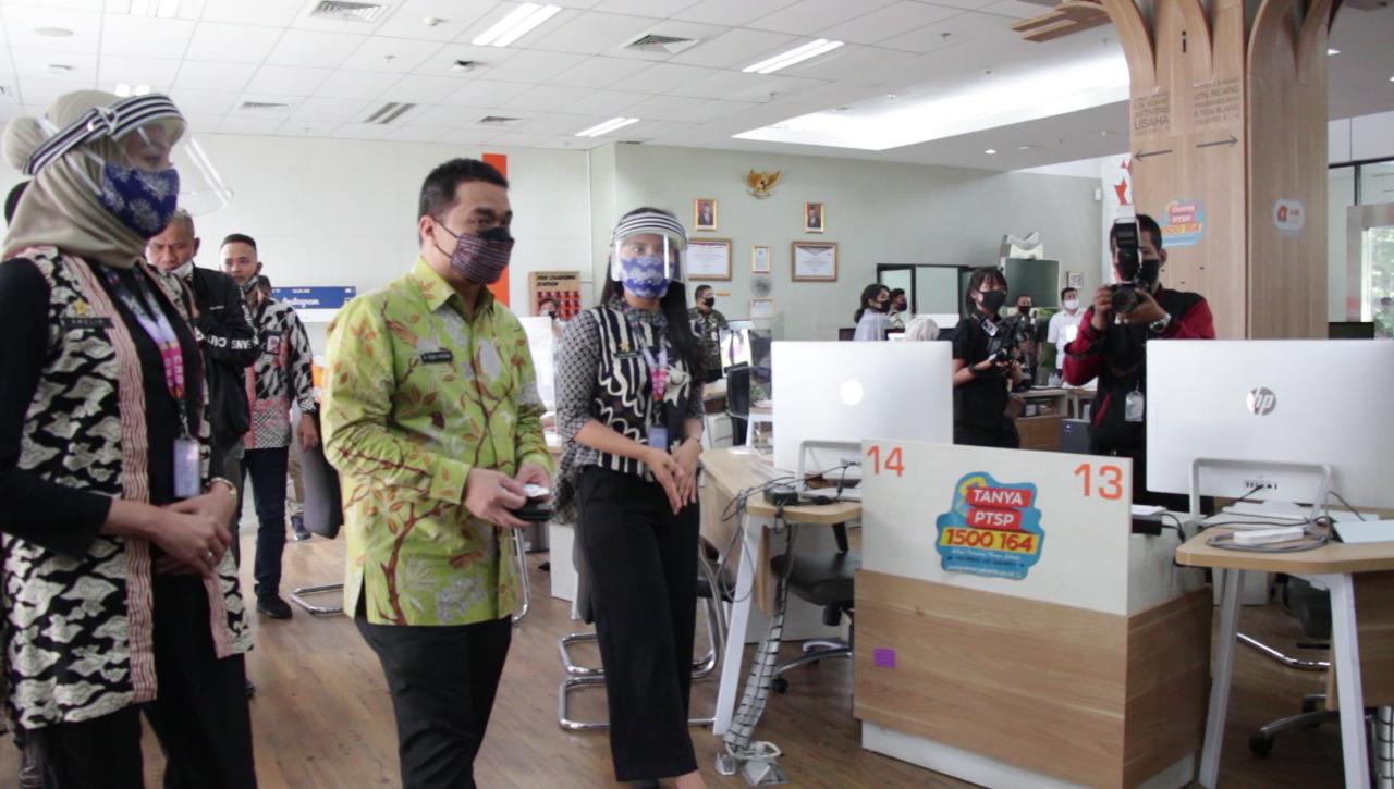 Wagub Provinsi DKI Jakarta, Ahmad Riza Patria, meninjau secara langsung aktivitas pelayanan di Mal Pelayanan Publik Provinsi DKI Jakarta.