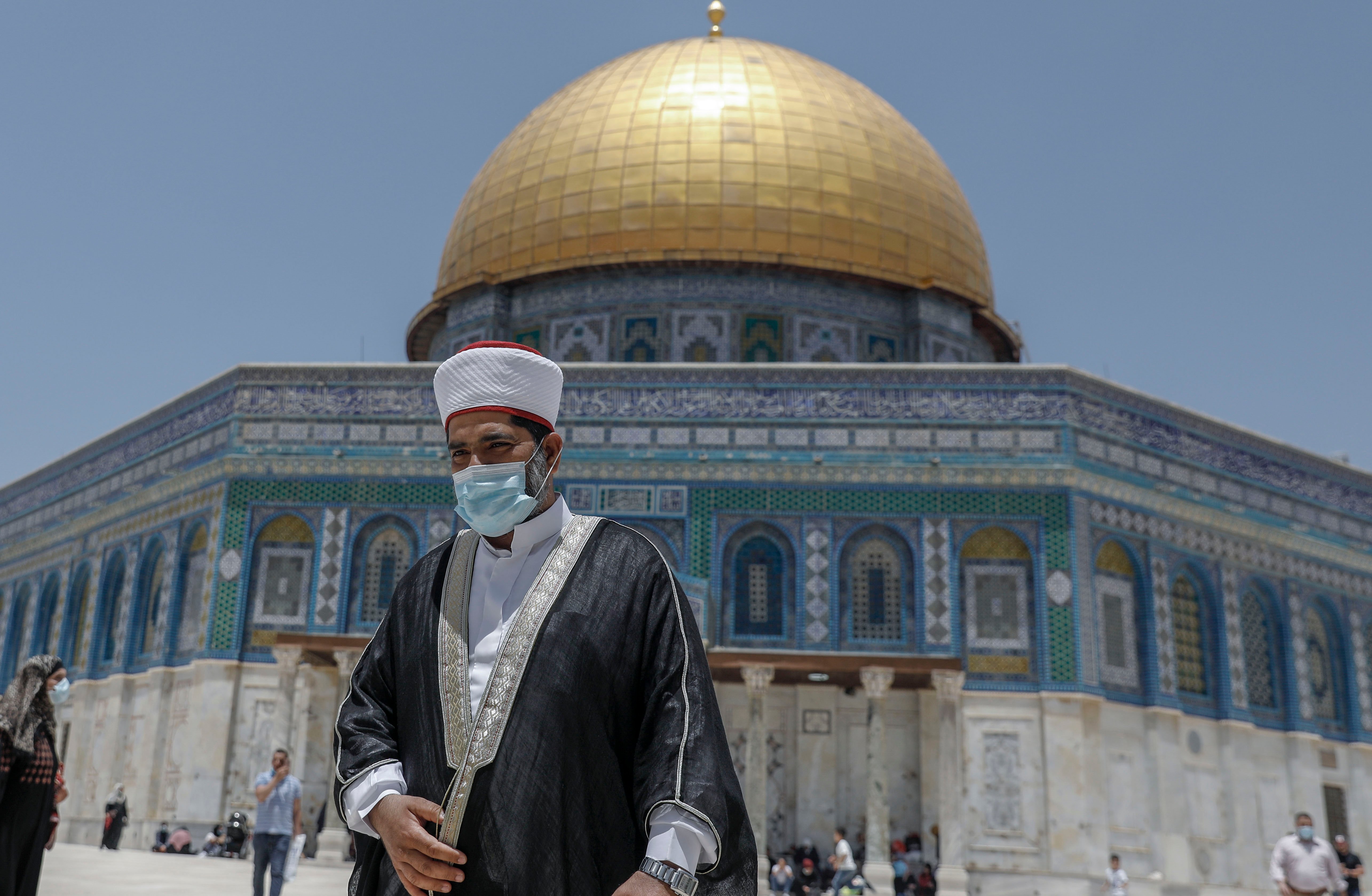 Warga Palestina melakukan salat jumat di Masjid Al Aqsa
