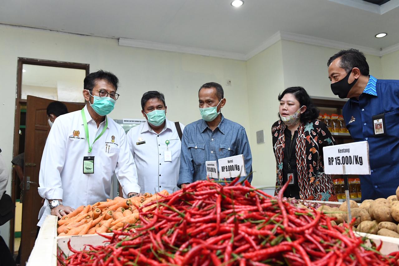 Mentan SYL (kiri) mengunjungi Toko Mitra Tani Cemerlang di Jl. Pemintalan No 55 A, Tambakreja, Cilacap, Jumat (12/6). 
