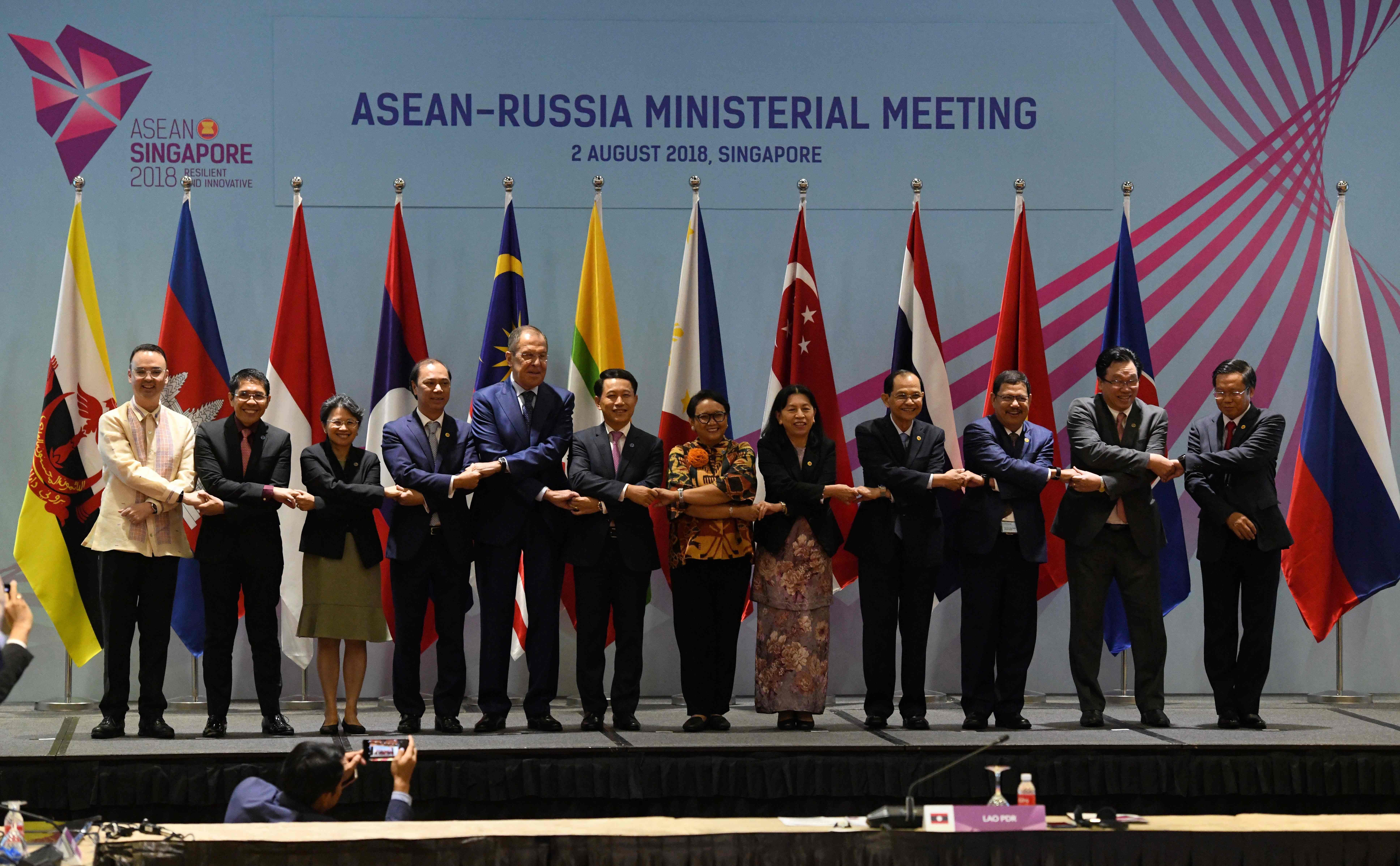 Menteri luar negeri ASEAN-Rusia berfoto bersama dalam forum di Singapura.