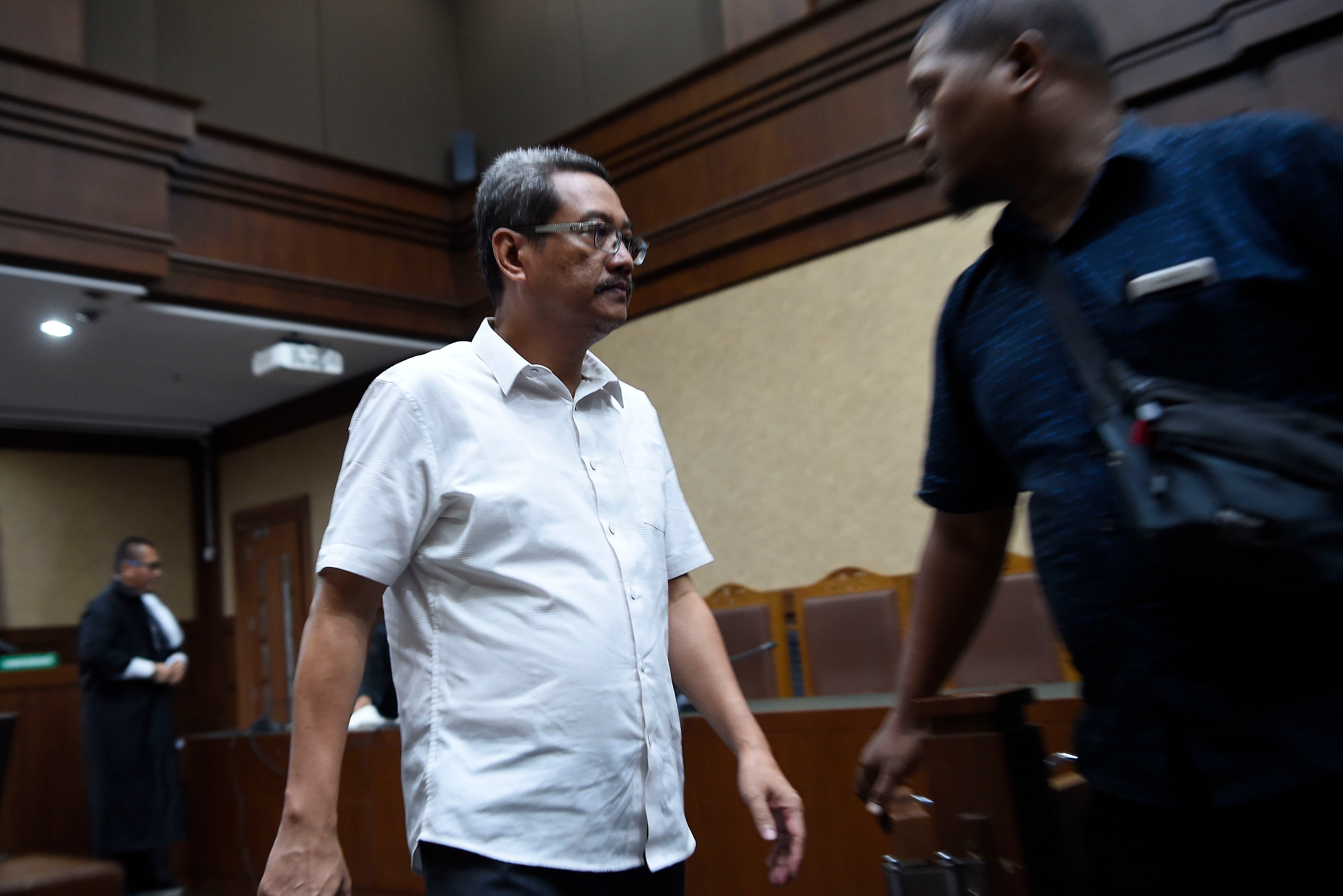  Terdakwa kasus dugaan korupsi pembangunan gedung kampus IPDN Bambang Mustaqim (baju putih) di Pengadilan Tipikor Jakarta tahun lalu