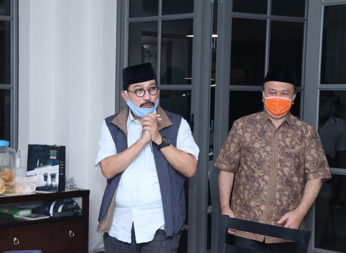 Calon Wali Kota Surabaya Machfud Arifin (baju putih, kiri) saat menerima kunjungan masyarakat di kediamannya.