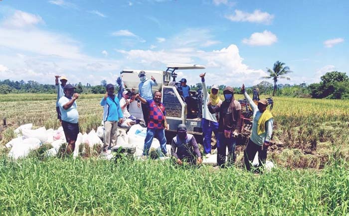 Petani Kabupten Tangerang didukung penyuluh pertanian bertahan di tengah godaan pembangunan dan industri.